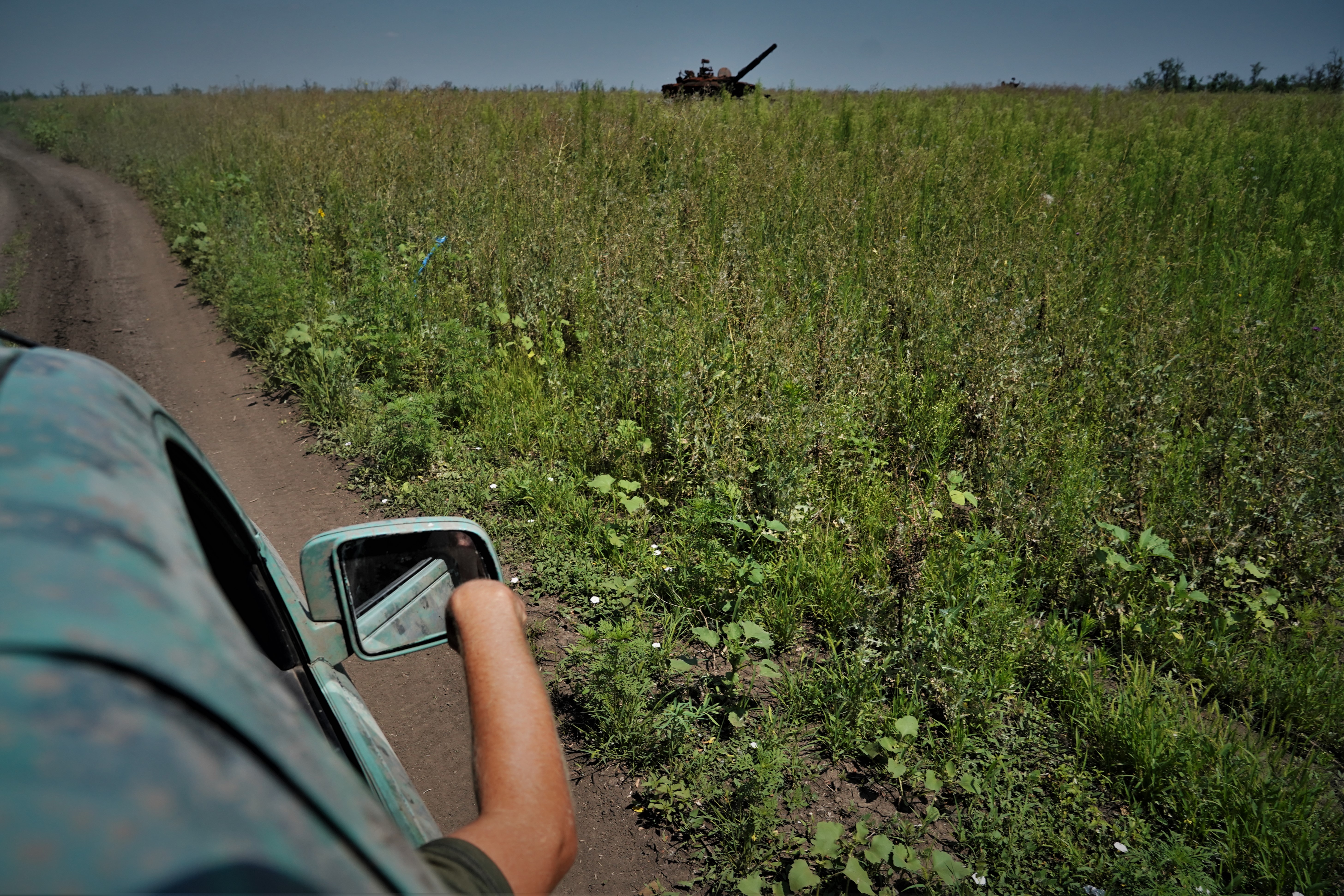 Um tanque desativado na estrada que leva de Velika Novosilka à área de Staromajorske, uma cidade libertada na quinta-feira da ocupação russa.