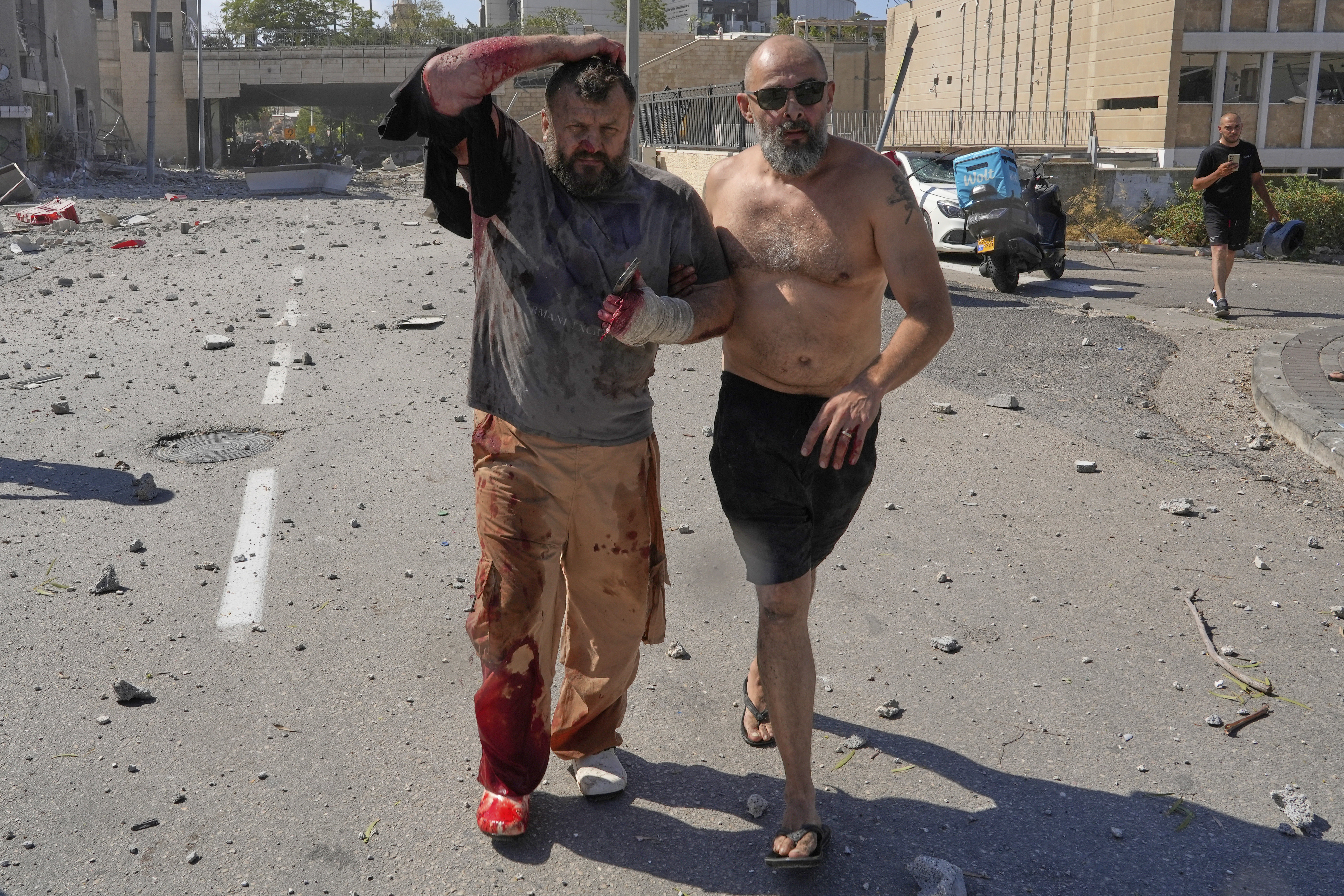 Un hombre herido es evacuado del lugar donde ha impactado un misil iraní, en la ciudad israelí de Haifa, al norte del país, este viernes 20 de junio.