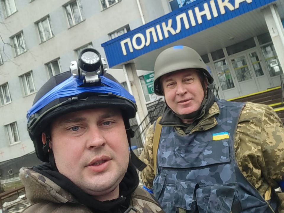 Dr. Anton Dovgopol, chefe de saúde de Irpin e Bucha, durante os dias de março de 2022, quando participou da defesa militar da cidade. 