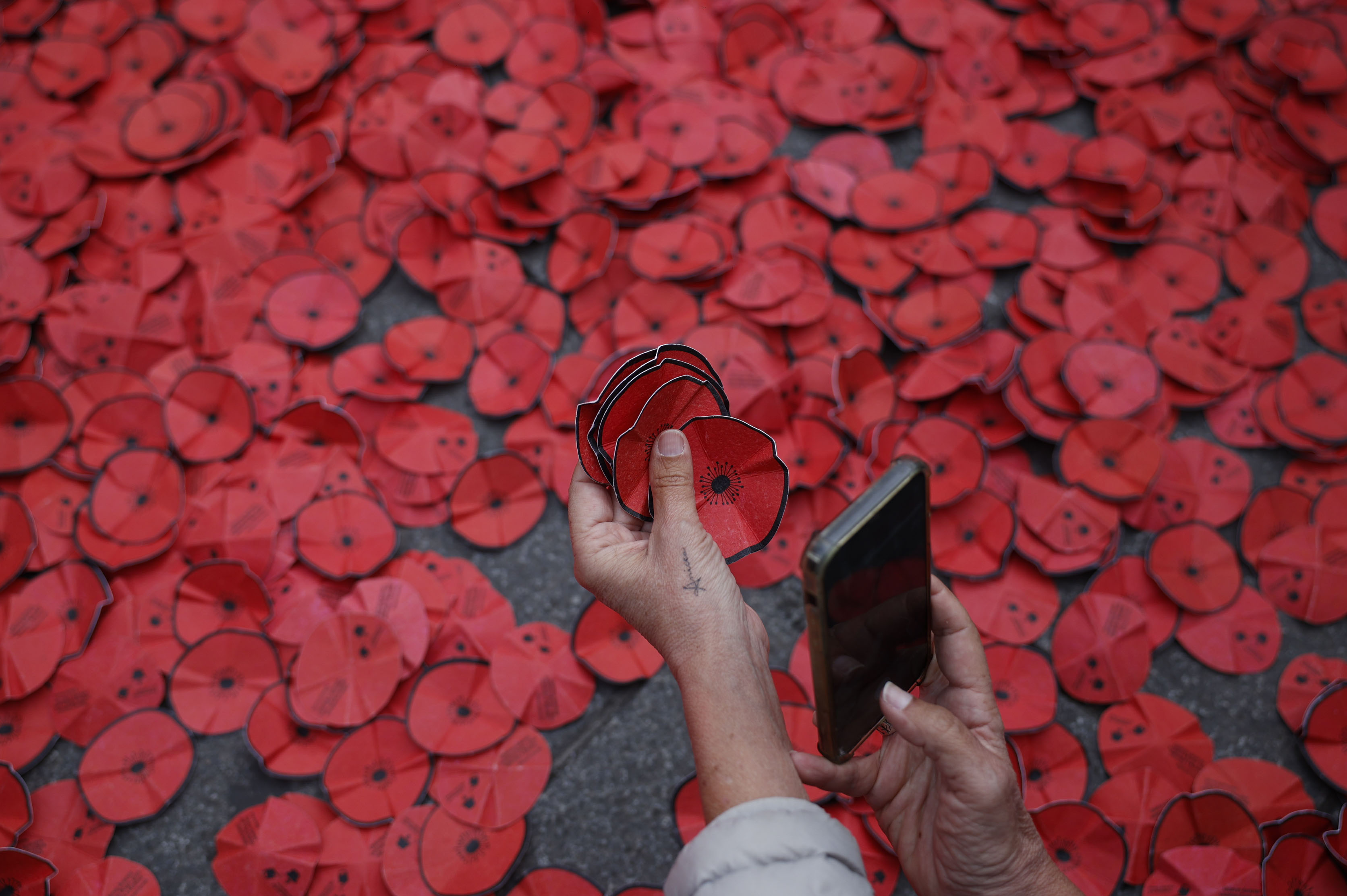 MADRID, 06/10/2025.- Miles de amapolas de papel como símbolo de cada una de las personas palestinas asesinadas en estos dos años a manos del Ejército israel en el acto organizado frente al Ministerio de Asuntos Exteriores, Unión Europea y Cooperaciónpor la Comisión Española de Ayuda al Refugiado (CEAR), este lunes en la plaza de la Provincia de Madrid, con motivo del segundo aniversario del genocidio en Gaza, . También se entregarán de más de 230.000 firmas recogidas en la campaña 'No al genocidio en Gaza'. EFE/ Daniel Gonzalez
