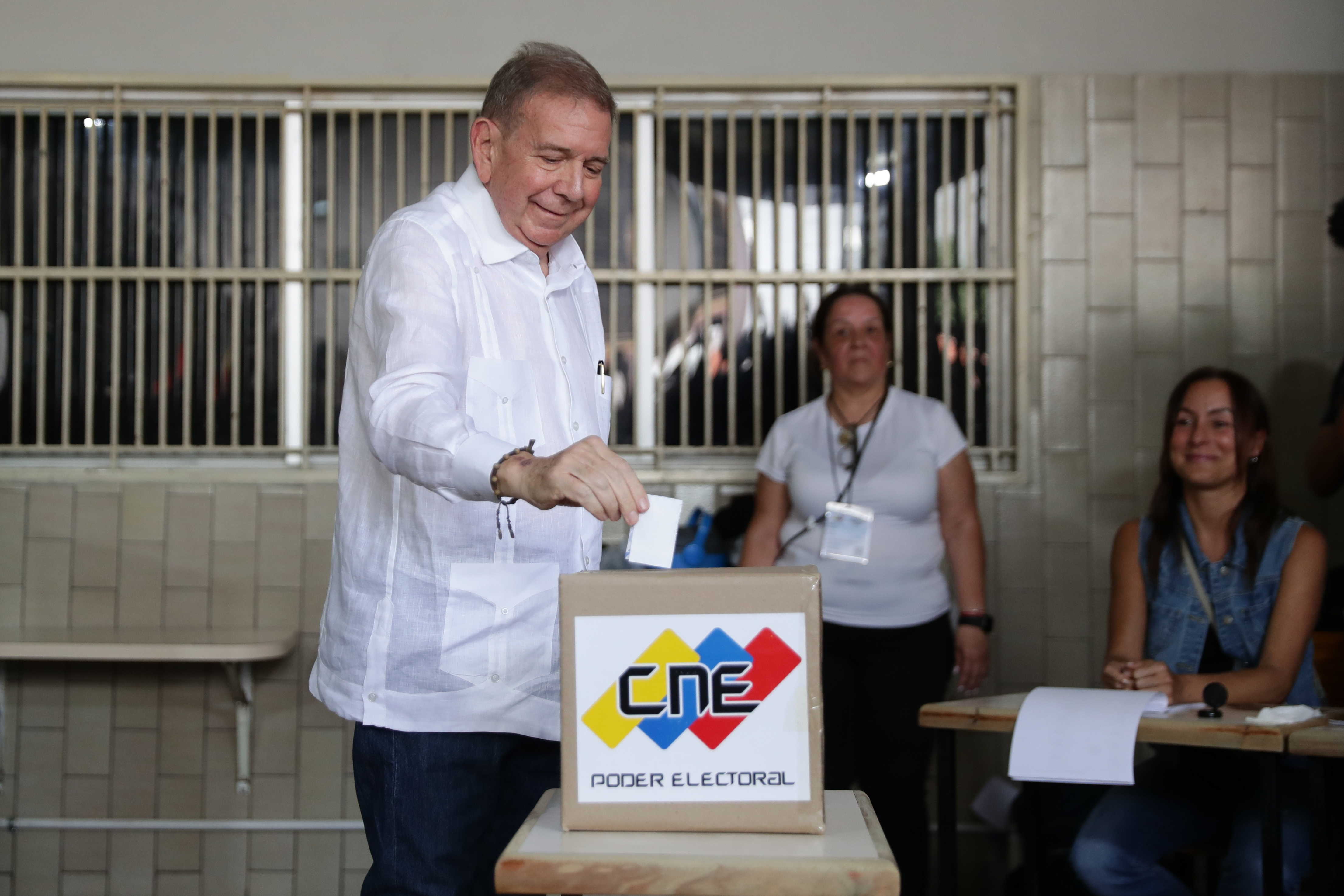 AME5570. CARACAS (VENEZUELA), 28/07/2024.- El candidato a la presidencia de Venezuela, Edmundo González Urrutia, vota este domingo, en un centro de votación en Caracas (Venezuela). 