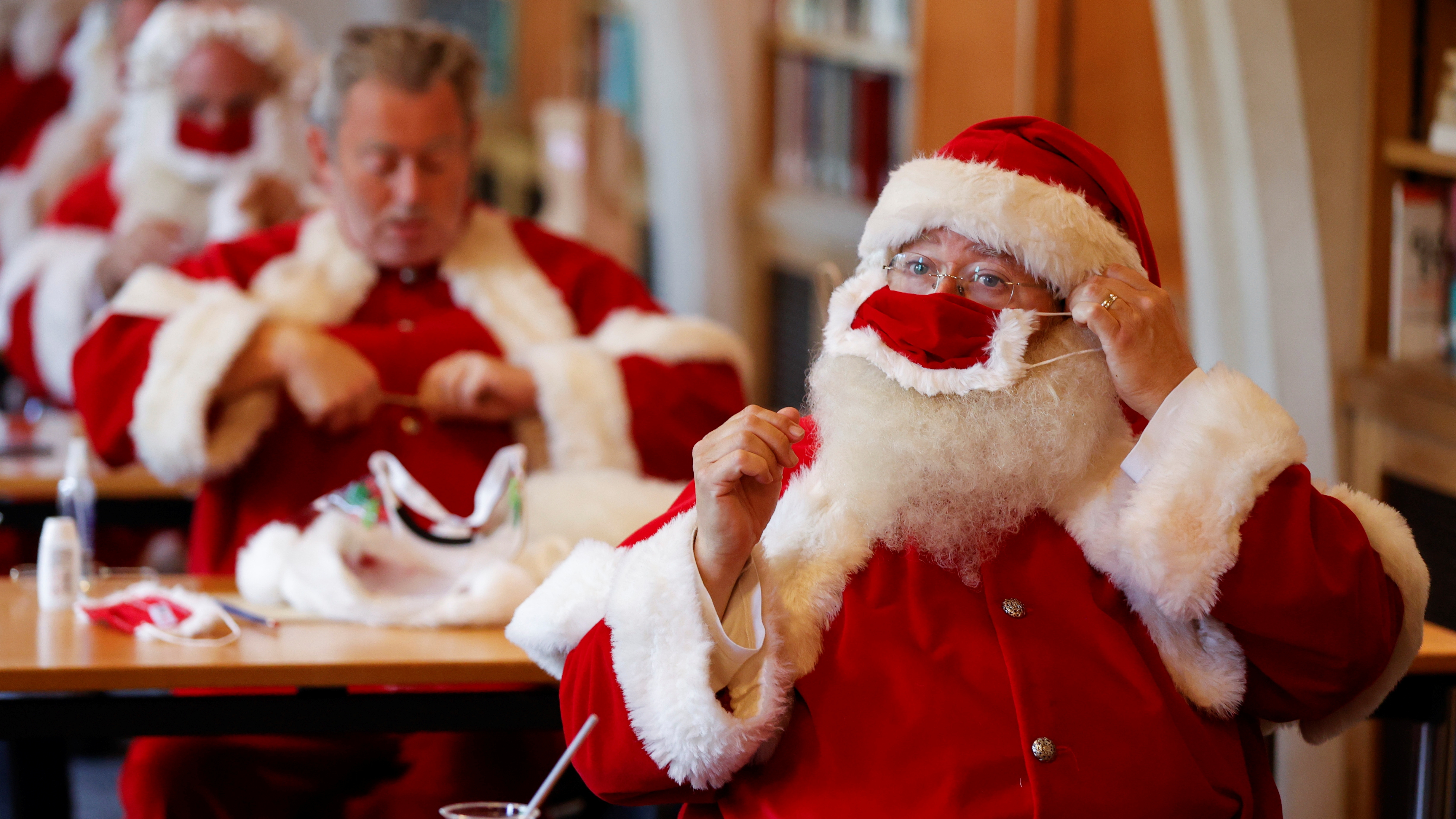 Papa Noel Tambien Se Prepara Para Combatir El Coronavirus Videos El Pais