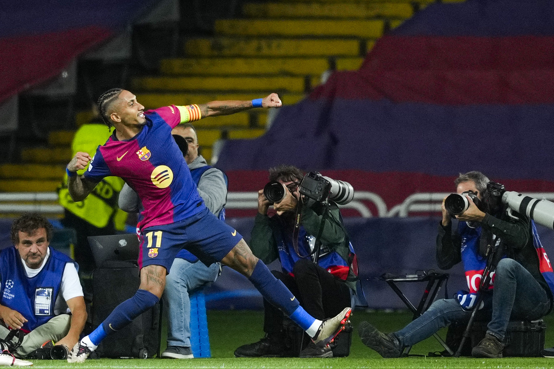 BARCELONA, 01/10/2024.- El delantero brasileño del FC Barcelona Raphinha celebra su gol, segundo del equipo, durante el encuentro correspondiente a la segunda jornada de la Liga de Campeones que disputan hoy martes FC Barcelona y Young Boys en el Estadio Olímpico Lluis Companys, en Barcelona. EFE/Alejandro García.
