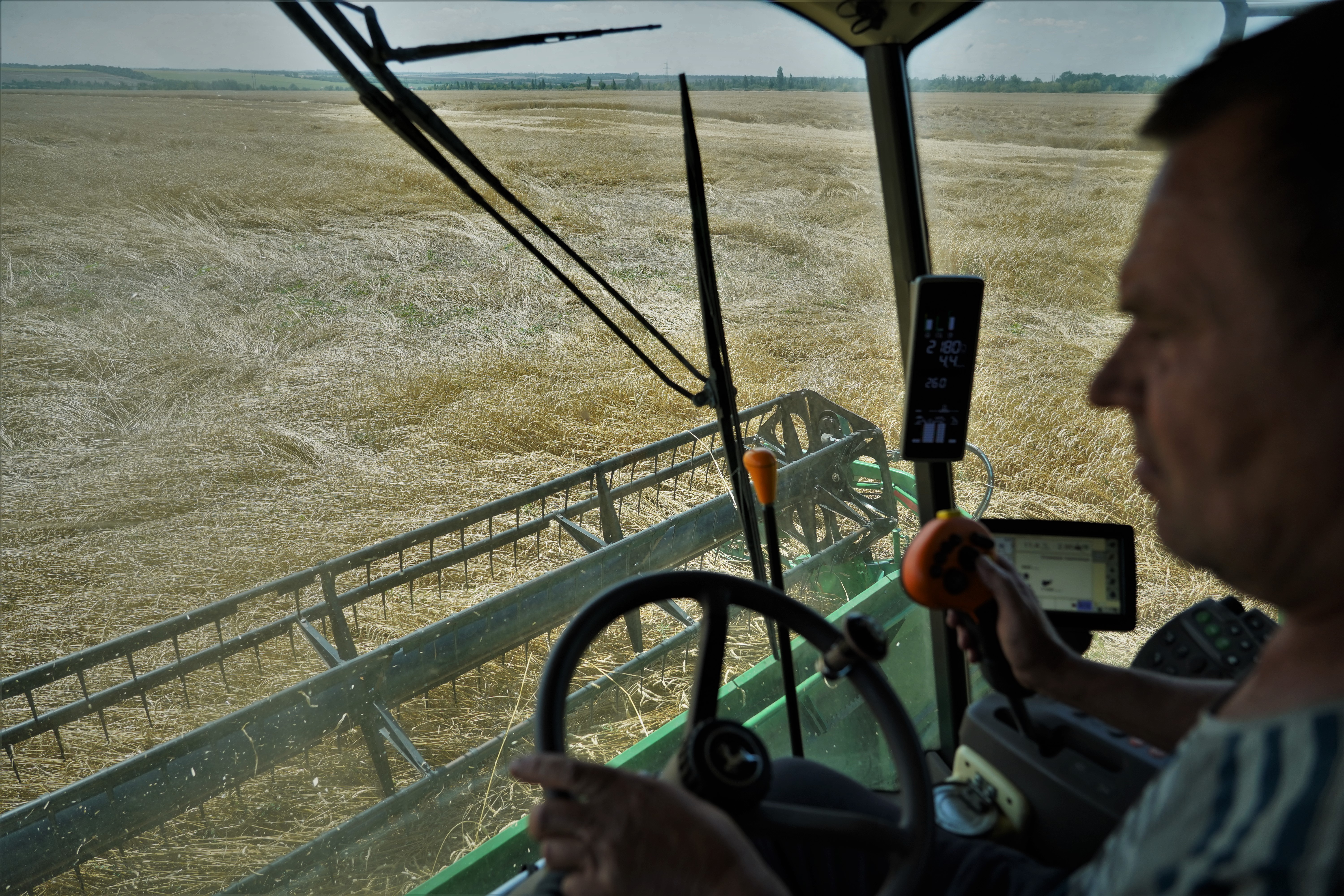 A colheita do trigo mantém seu ritmo neste campo de Verbove (Zaporizhia) que já foi várias vezes atacado por mísseis russos.