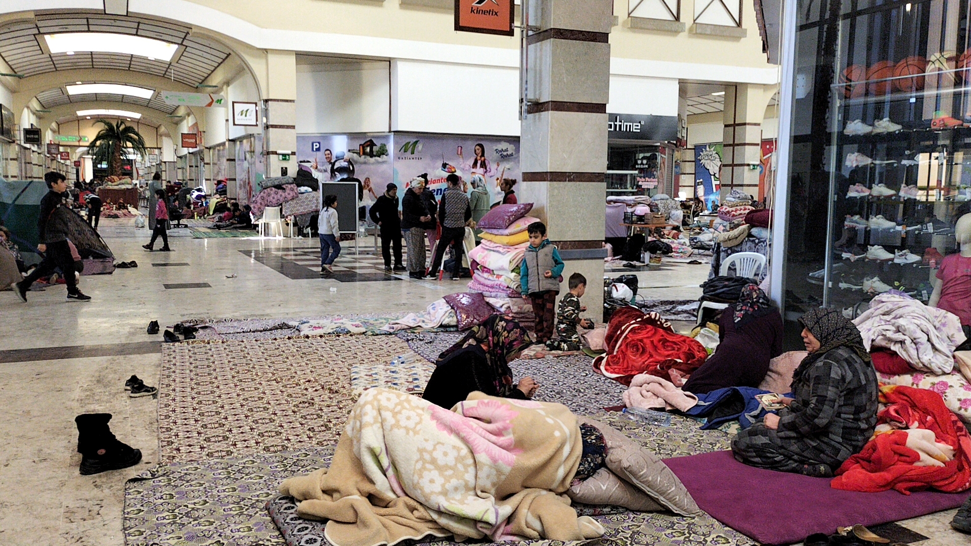 Interior do centro comercial M1, na cidade turca de Gaziantep, onde dormem as pessoas afetadas pelo sismo, esta segunda-feira.