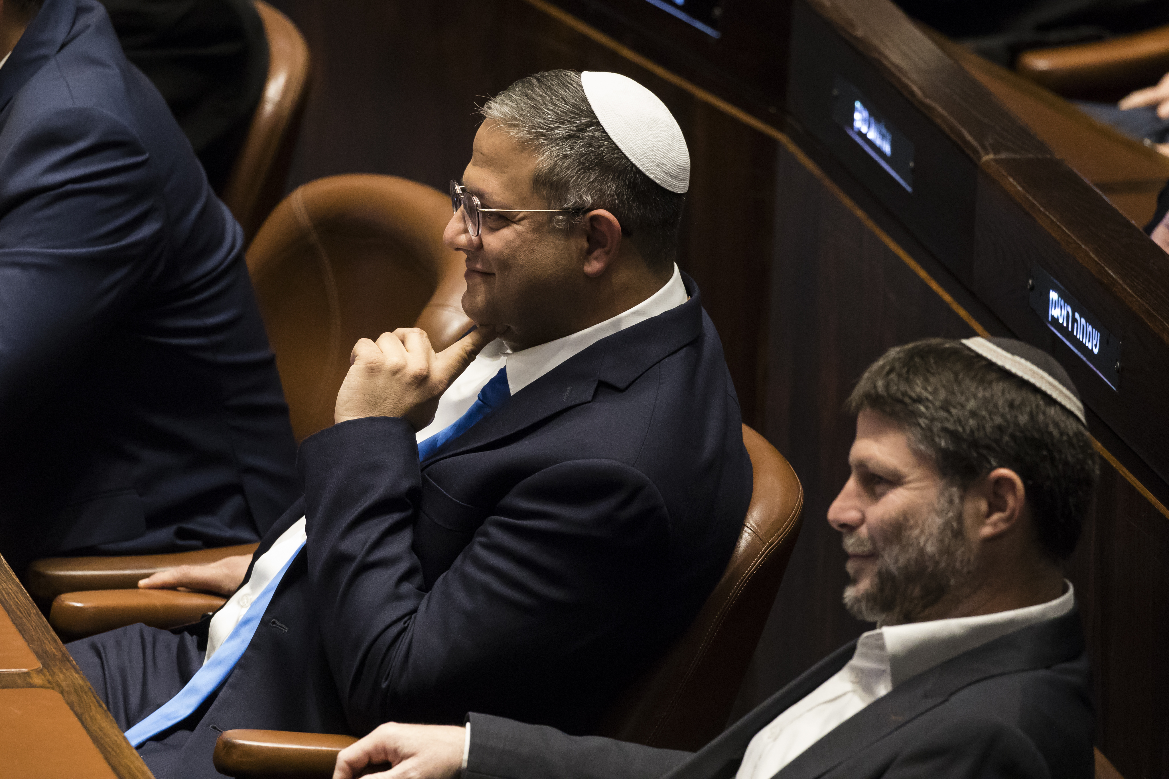 Los ministros ultra de Seguridad, Itamar Ben Gvir (derecha), y de Finanzas, Bezalel Smotrich, en una sesión del Parlamento israelí el 29 de diciembre de 2022. 