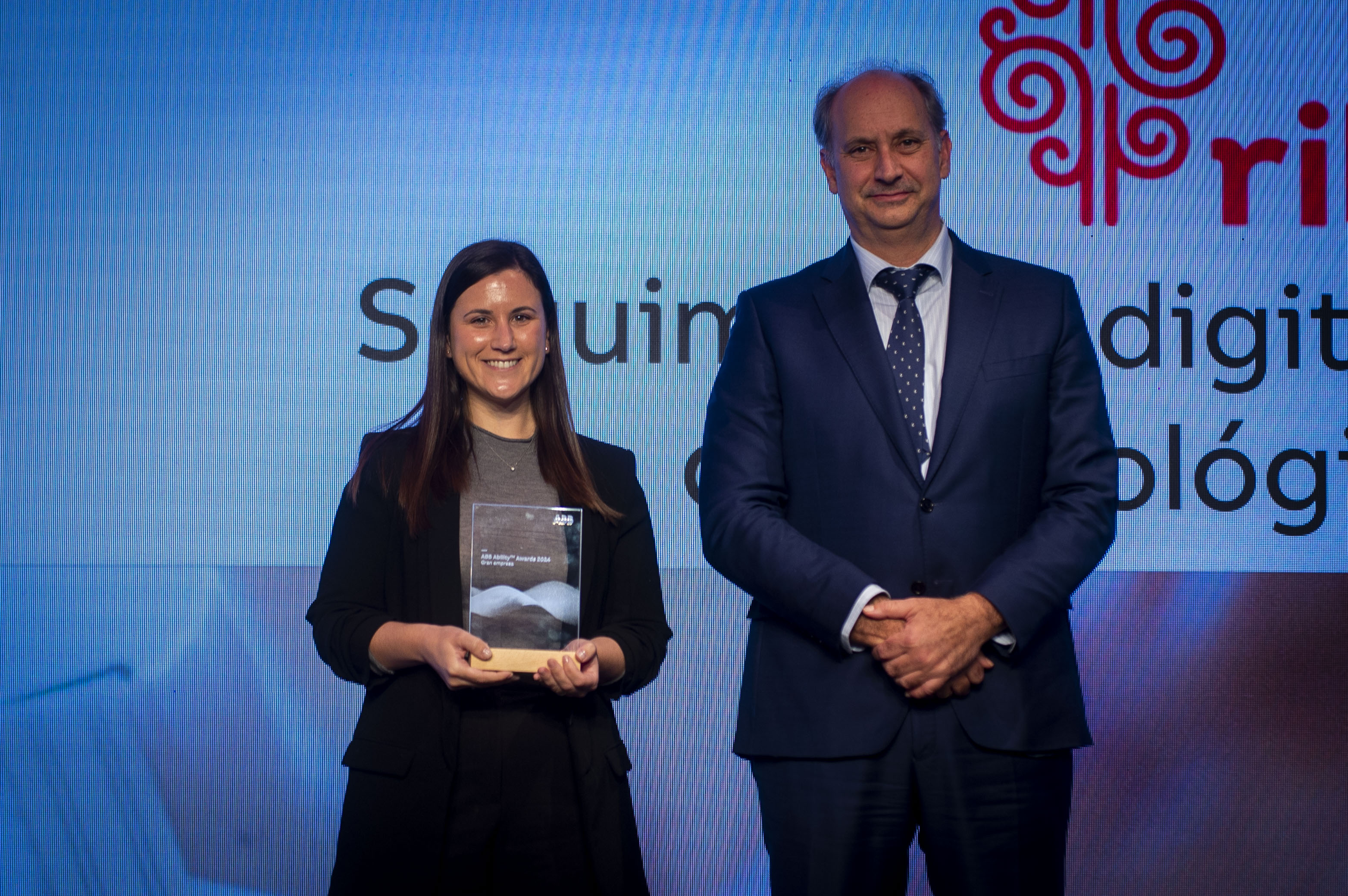 El consejero madrileño de Digitalización, Miguel López Valverde, entregó el premio a Esther Aucejo (Grupo Sanitario Ribera).