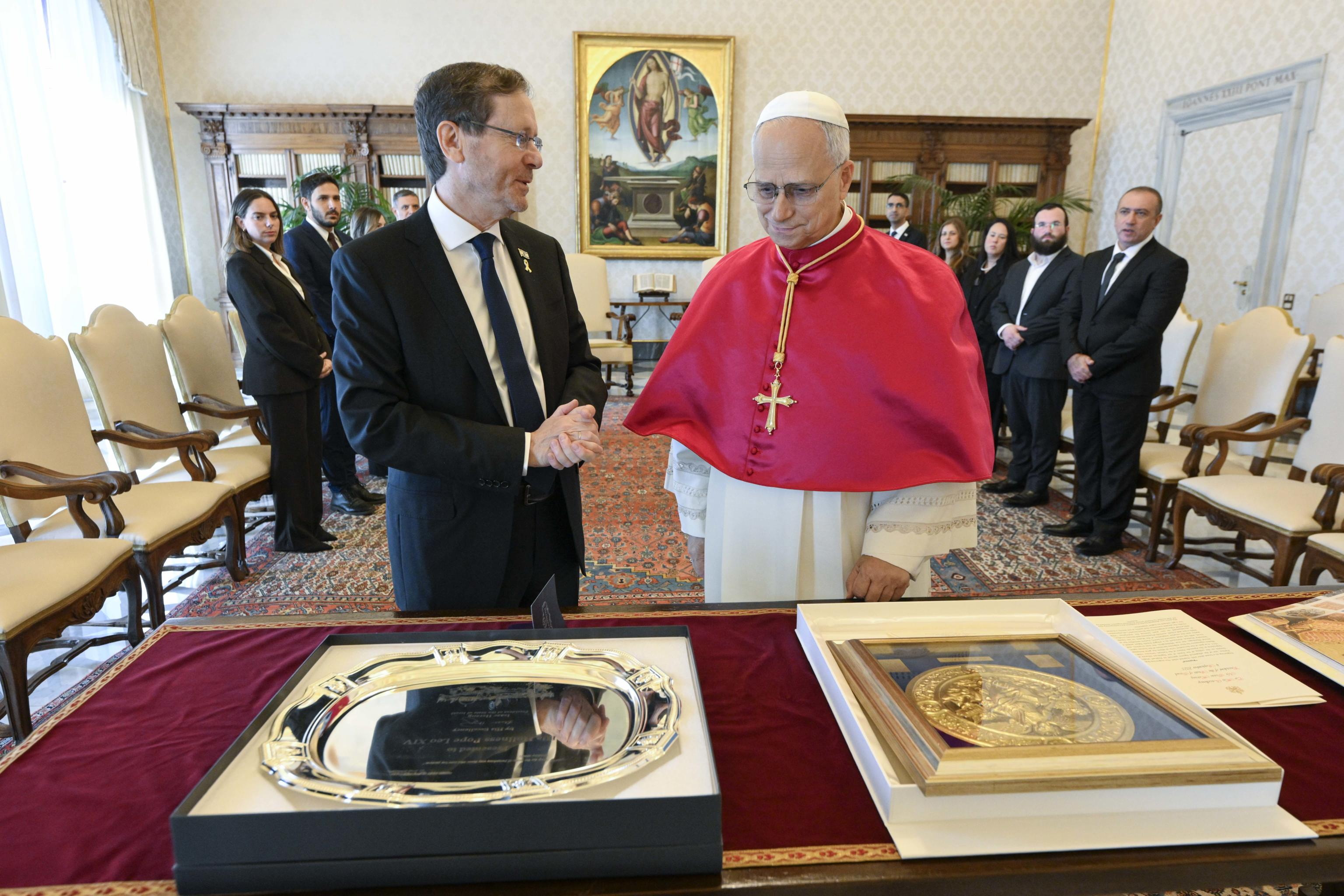 VATICAN CITY (Vatican City State (Holy See)), 04/09/2025.- A handout picture provided by Vatican Media shows Pope Leo XIV speaking with Israeli President Isaac Herzog during their meeting at the Vatican in Vatican City, 04 September 2025. (Papa) EFE/EPA/VATICAN MEDIA HANDOUT HANDOUT EDITORIAL USE ONLY/NO SALES