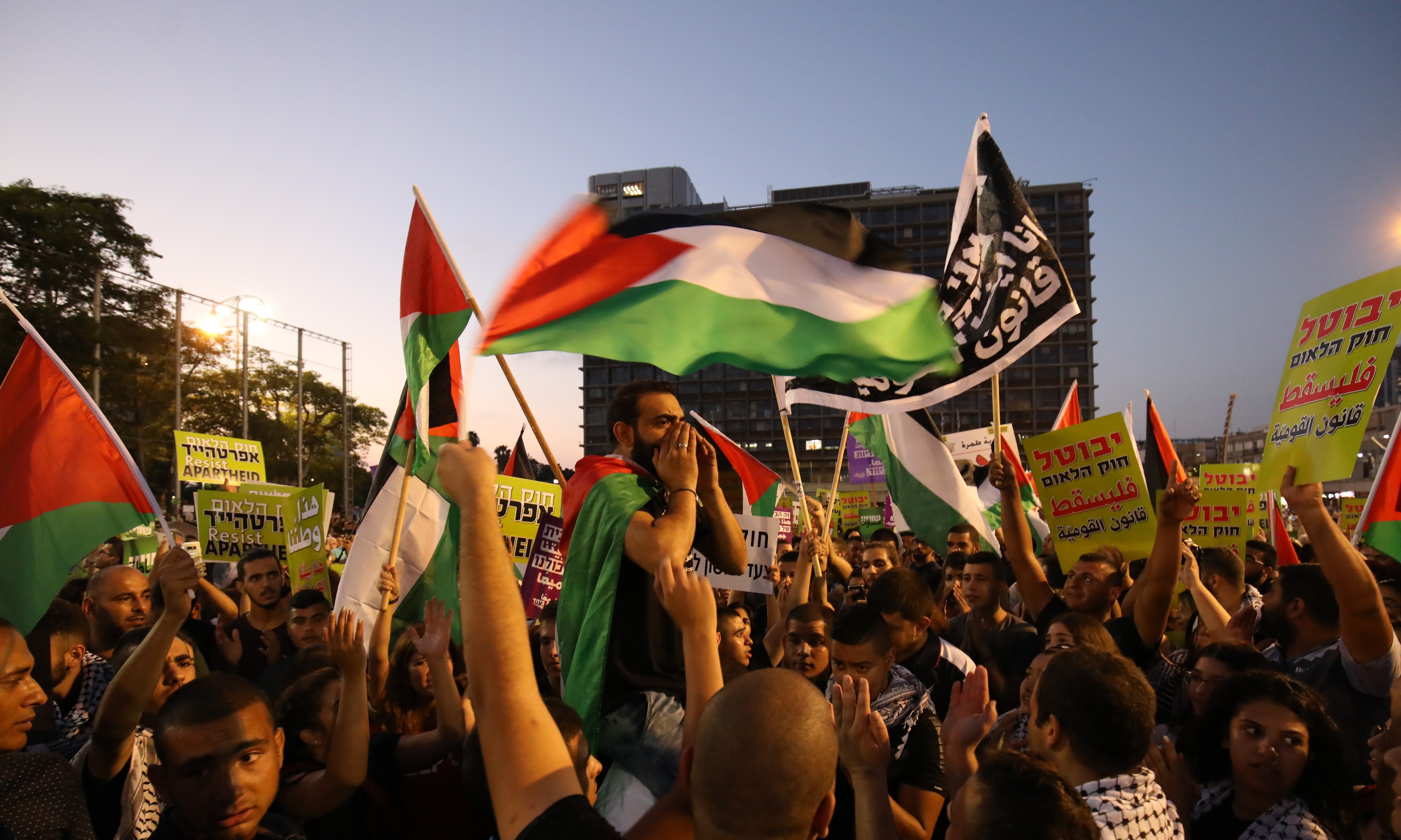 Miles de palestinos se manifiestan en Tel Aviv contra la ley del Estado nación judío, en 2018.