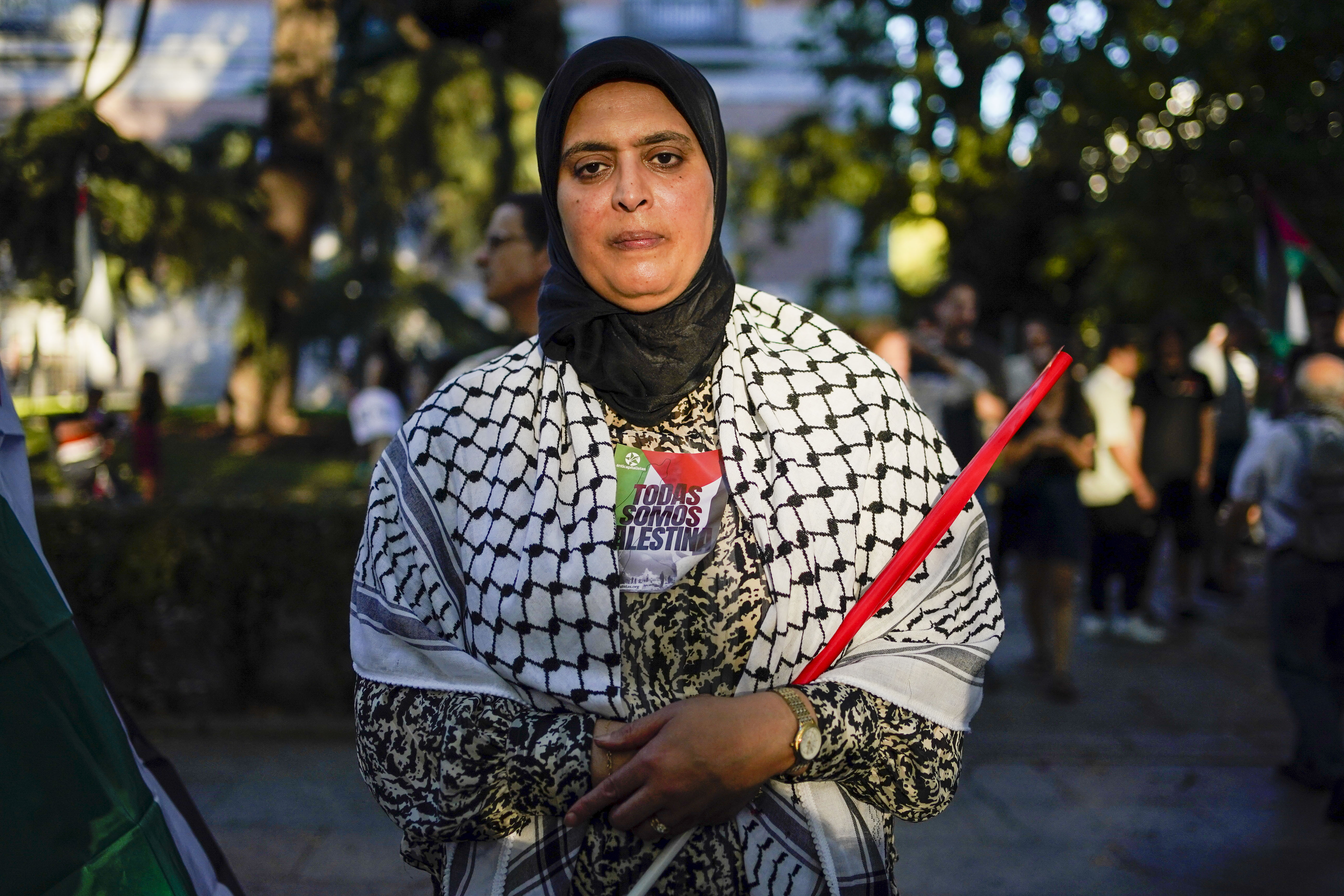 DVD1286 (04/10/2025) Fatiha Mountie Amal, posa durante la manifestacin en apoyo a Gaza en Madrid. ANDREA COMAS