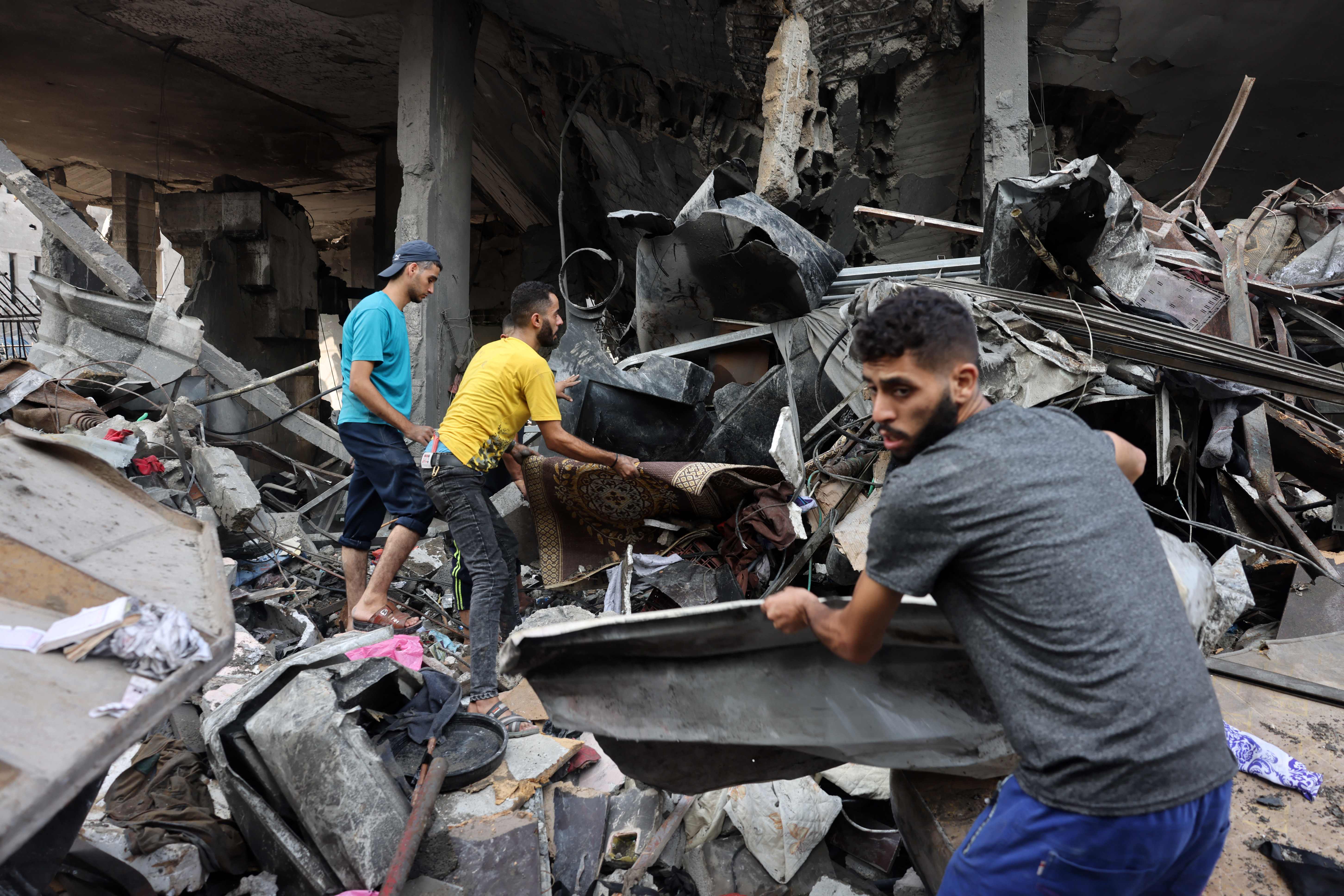 El ejército israelí sigue en el interior de Gaza tras la peor noche de bombardeos aéreos