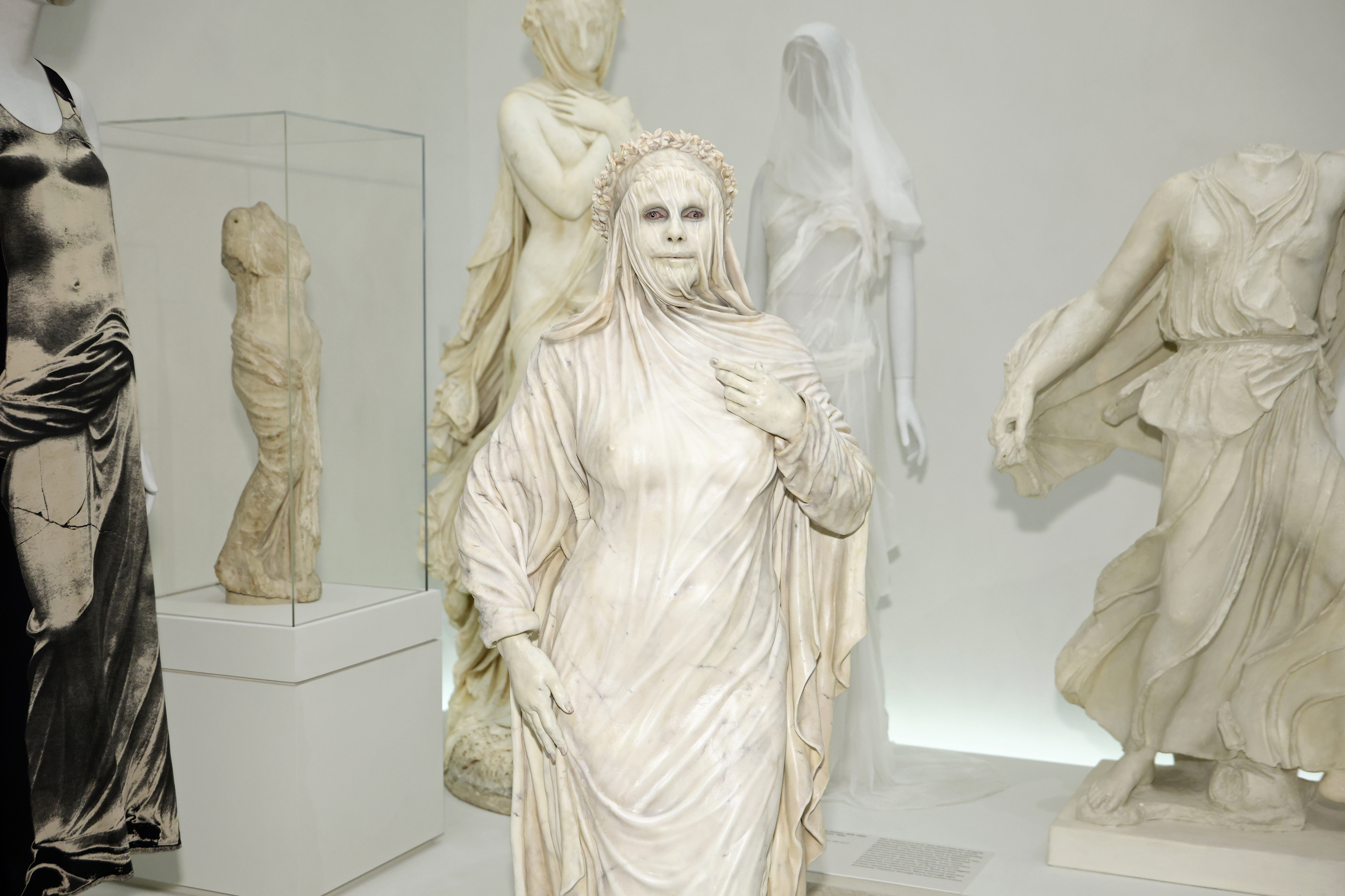 Met o Halloween? Heidi Klum se transforma en escultura neoclásica