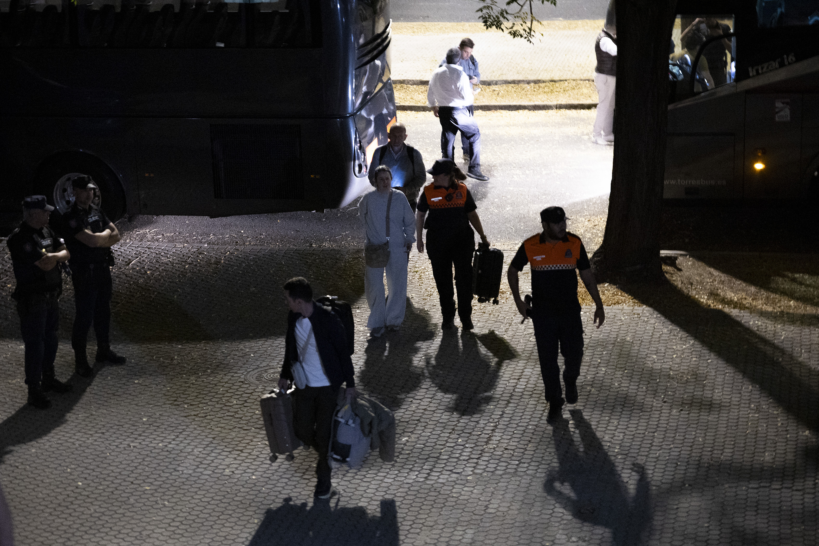 Viajeros afectados en el accidente de tren llegan a la estación de Santa Justa en Sevilla