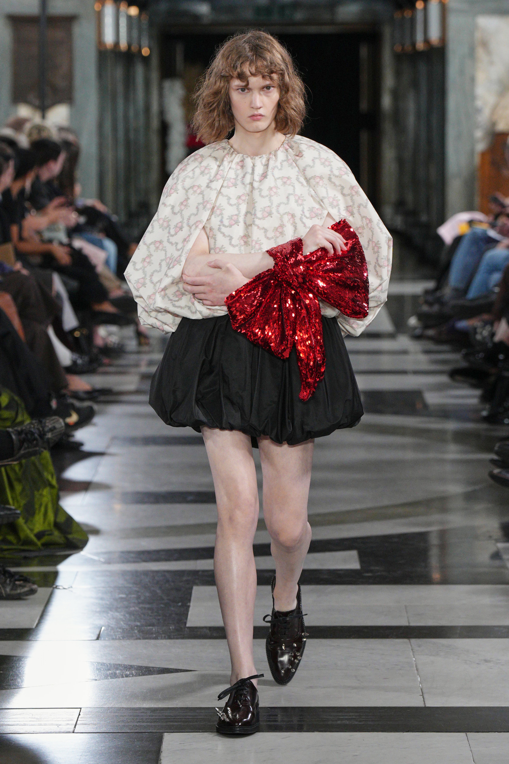 La moda que abraza en Simone Rocha