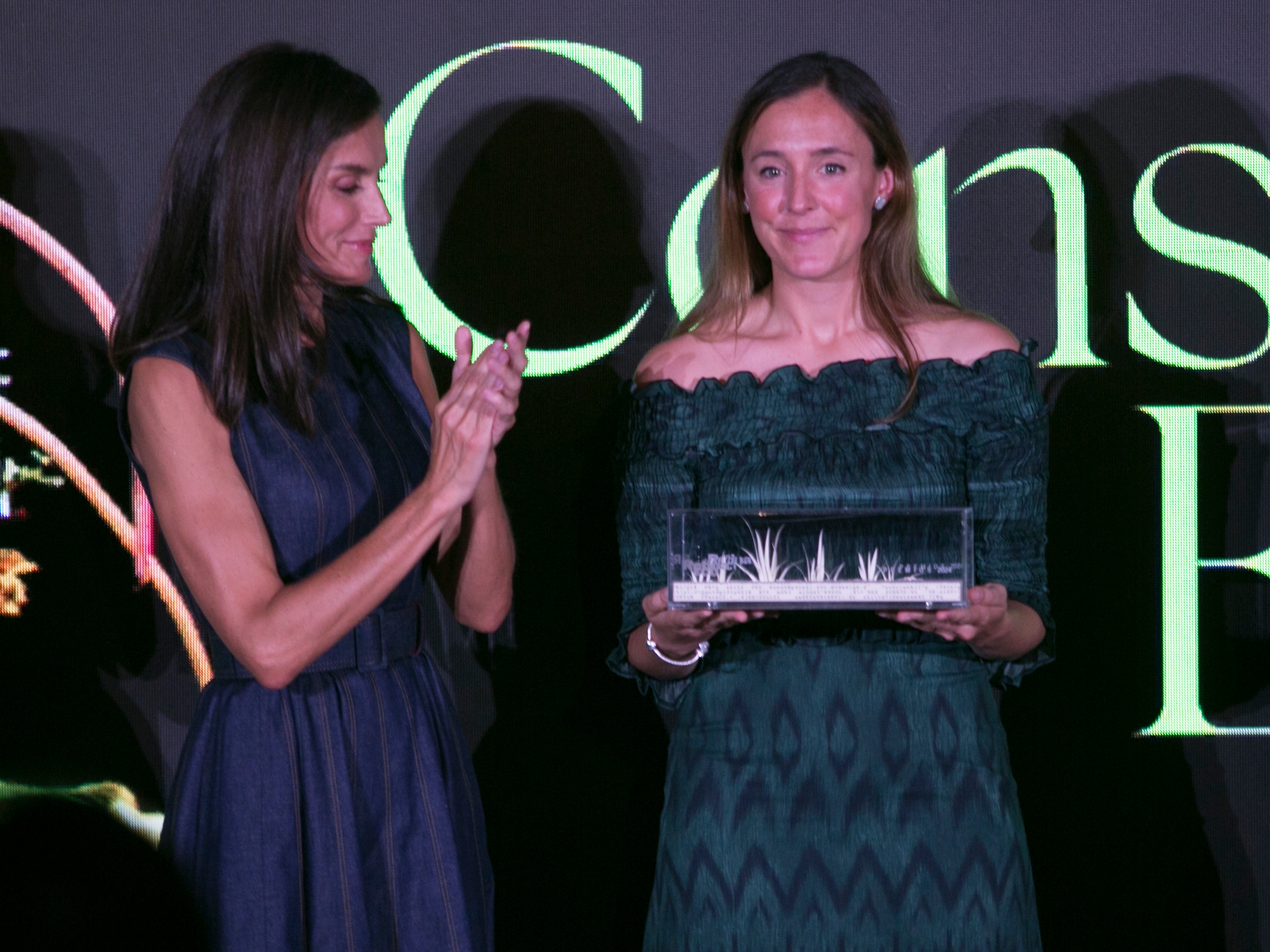 Inés Larrea, CEO de Cimico, recibe el premio de  la mano de la reina Letizia. 