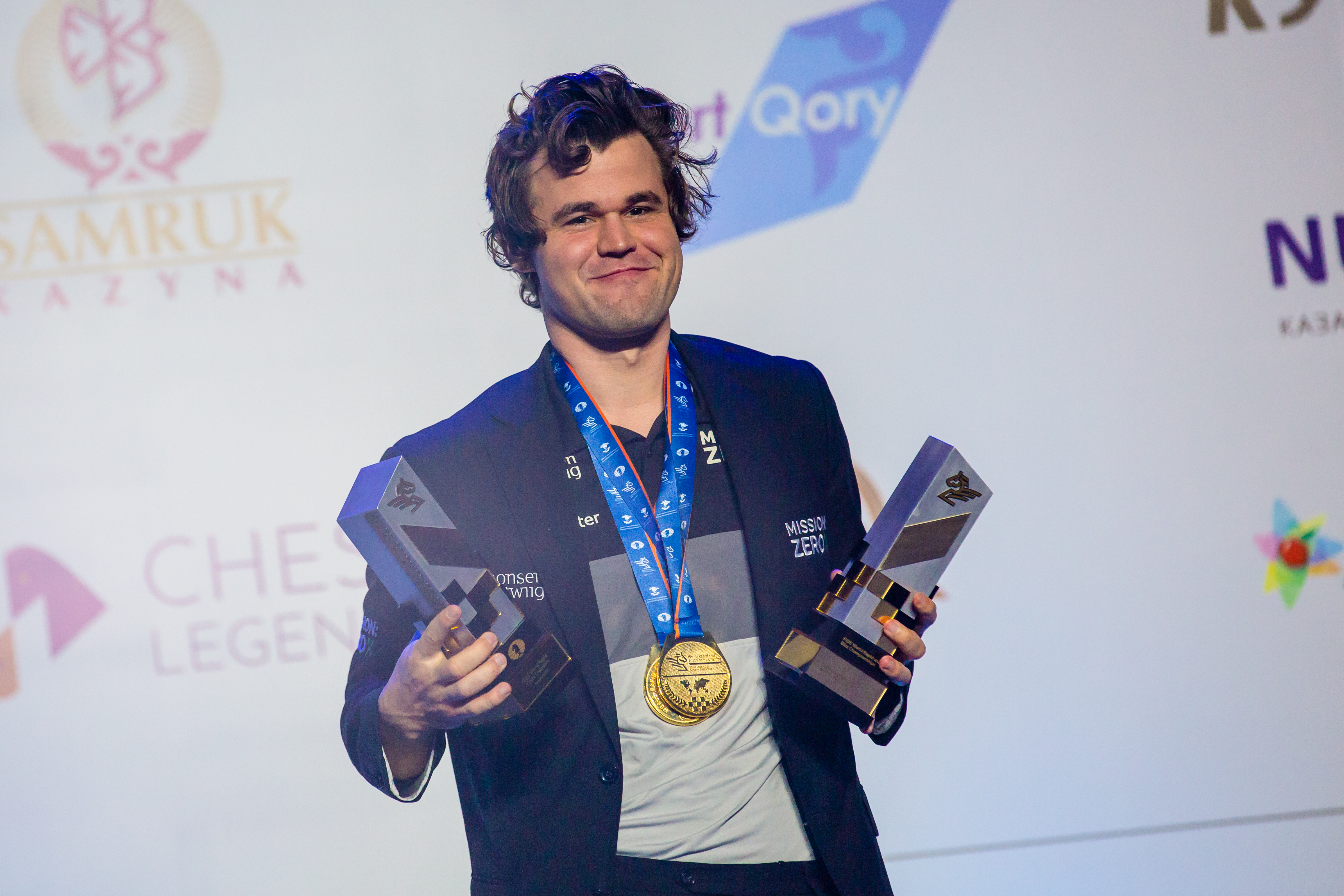 Chess.com on X: MAGNUS DOES IT AGAIN! 🏆🏆 Congratulations to  @MagnusCarlsen for winning his SIXTH World Blitz Championship, and  completing the #RapidBlitz double! 👏🔥  / X