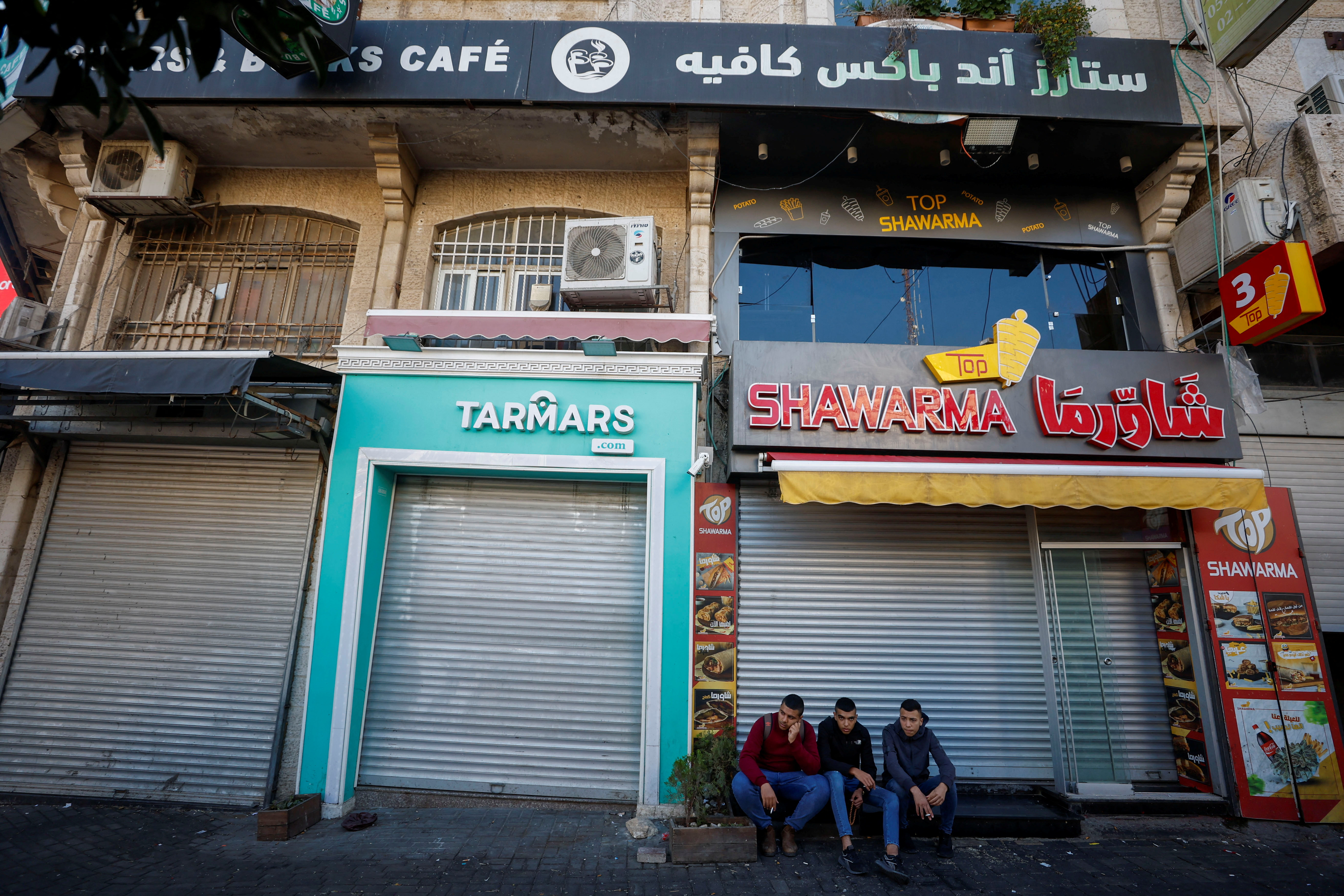 Negocios cerrados por la huelga general tras la muerte de Nasser Abu Hmeid, el pasado martes en la ciudad cisjordana de Ramala.