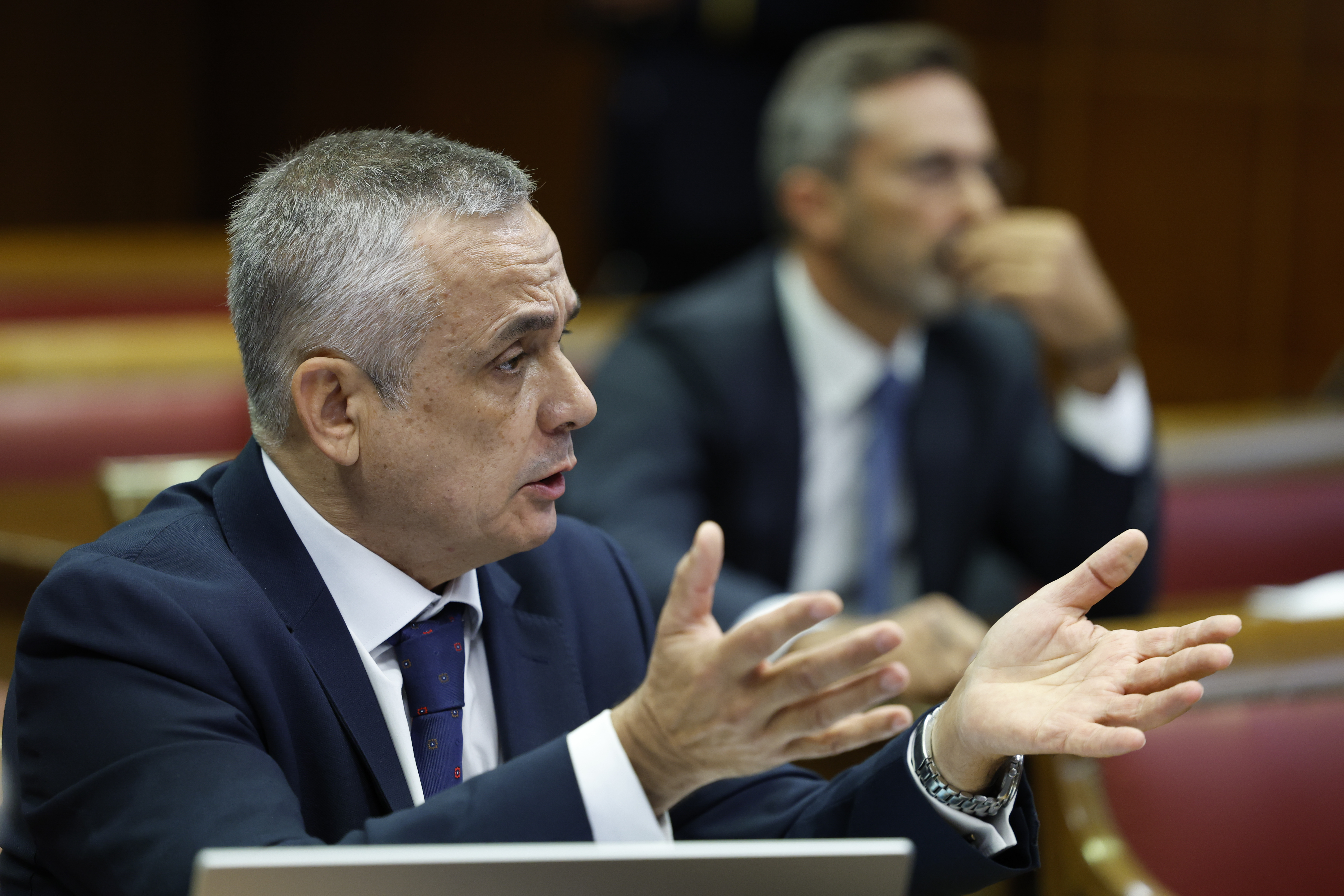 El senador de VOX Ángel Pelayo Gordillo se dirige al presidente del Gobierno, Pedro Sánchez.