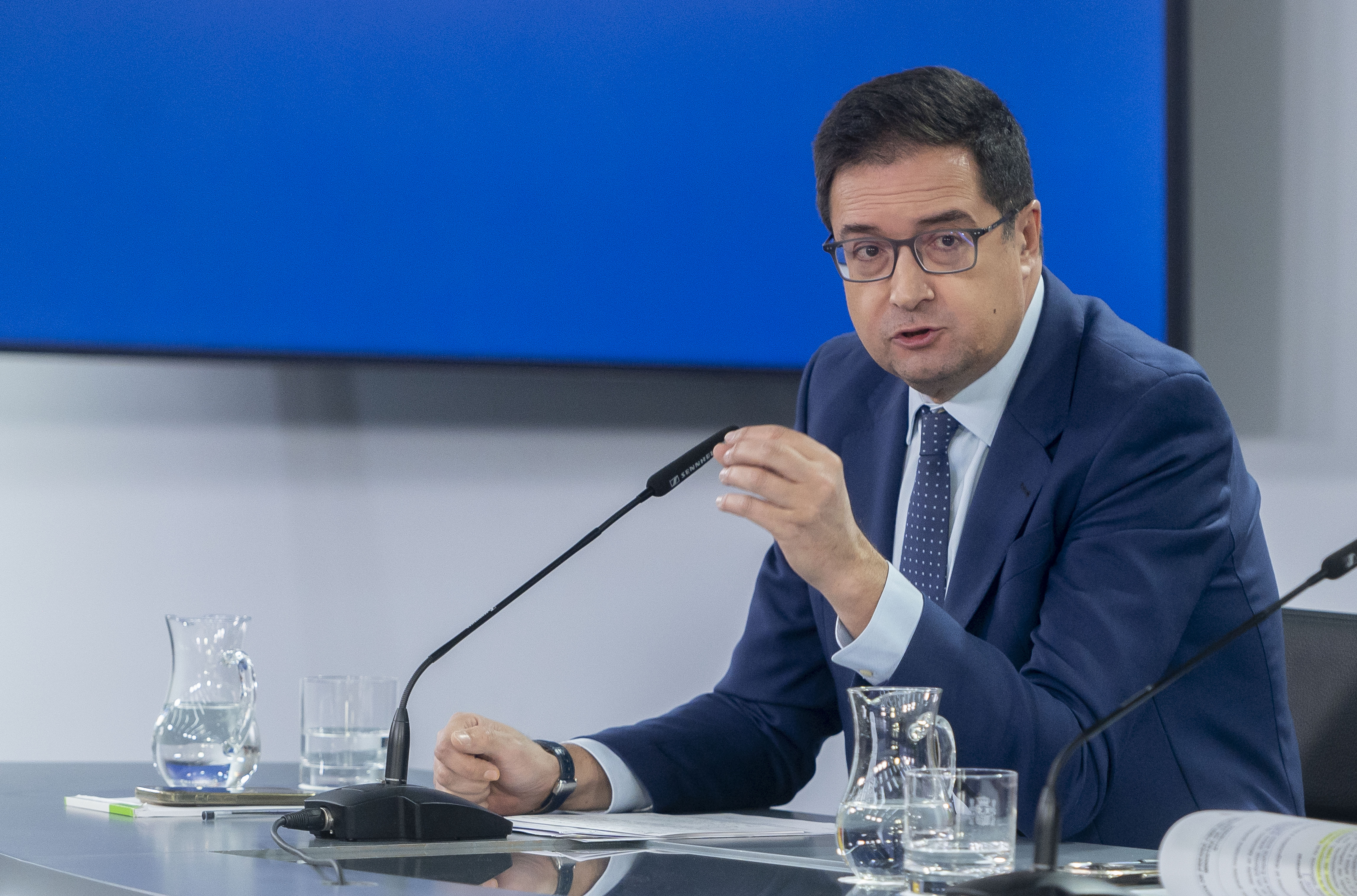 El ministro de Transformación Digital y Función Pública, Óscar López, durante una rueda de prensa tras la reunión del Consejo de Ministros, en el Palacio de la Moncloa, a 7 de octubre de 2025, en Madrid (España). El Consejo de Ministros ha aprobado un nuevo real decreto para la reforma de la ley de universidades el cual establece que las nuevas universidades privadas necesitarán un informe de evaluación preceptivo y vinculante elaborado por la ANECA o las agencias autonómicas equivalentes, además del informe preceptivo de la Conferencia General de Política Universitaria que se exige actualmente. Si la evaluación de la agencia de calidad es favorable, la tramitación del proyecto de nueva universidad continuará en el Ministerio de Ciencia, Innovación y Universidades, que se encargará de emitir un informe preceptivo pero no vinculante que se centrará en la solvencia económica del proyecto y en la experiencia educativa del equipo de dirección. Asimismo, se exigirá que las universidades cuenten con una masa crítica de 4.500 estudiantes.
07 OCTUBRE 2025
Alberto Ortega / Europa Press
07/10/2025