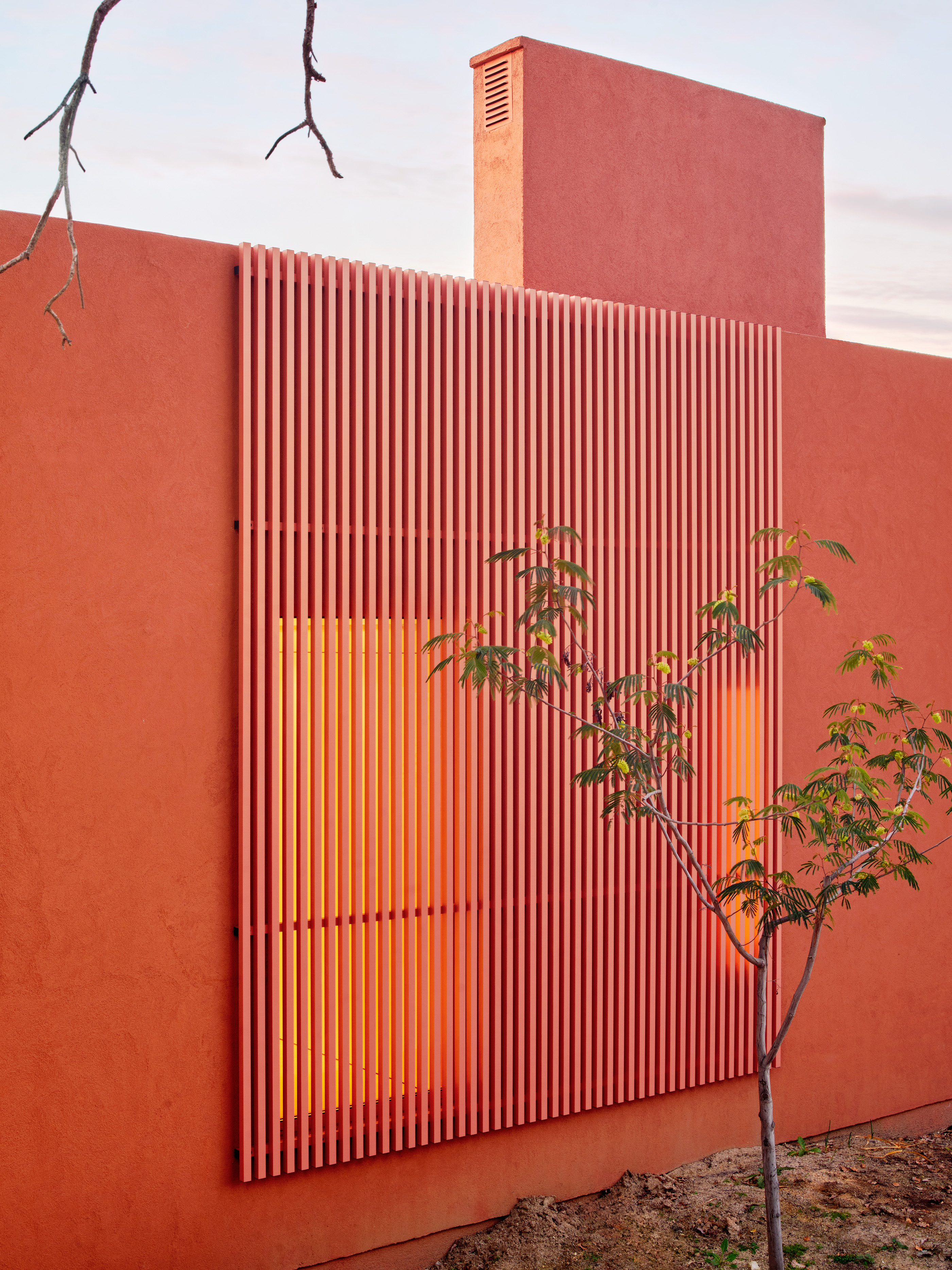 Sin pilares y con la entrada en el techo: la peculiar casa que