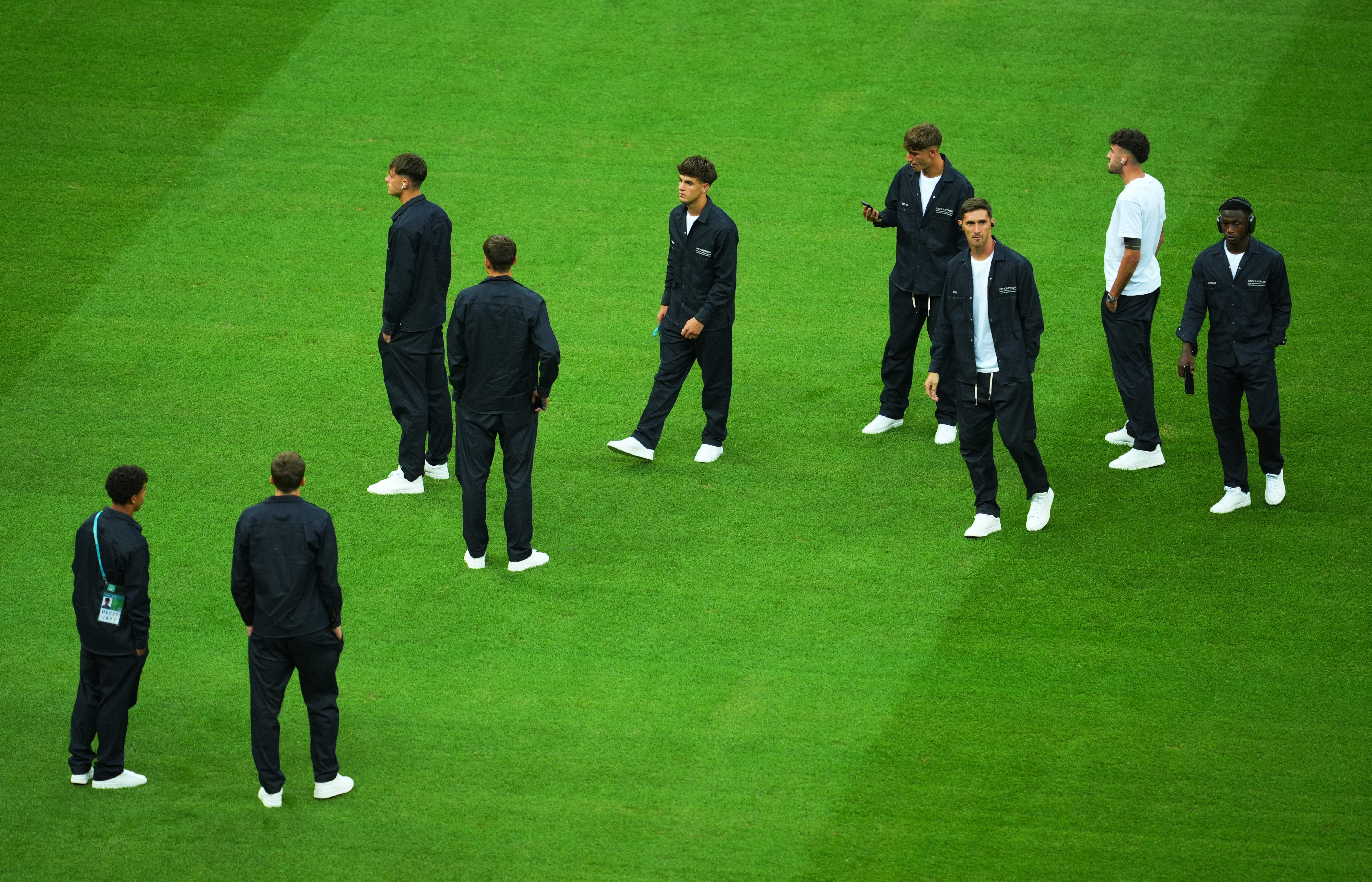 Soccer Football - Super Cup - Real Madrid v Atalanta - National Stadium, Warsaw, Poland - August 14, 2024 Atalanta players on the pitch before the match REUTERS/Aleksandra Szmigiel