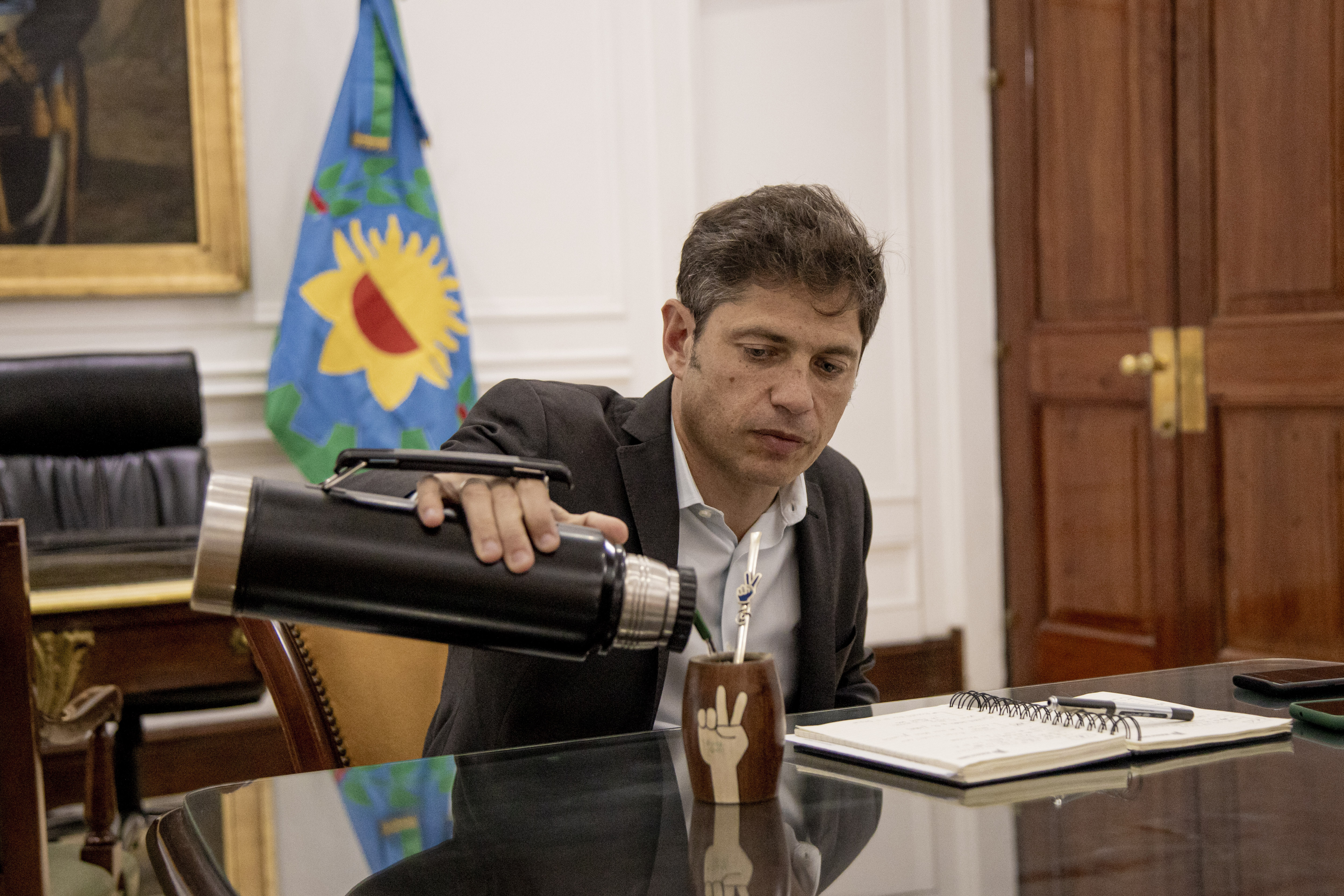 Axel Kicillof bebe mate en su despacho, en La Plata. 