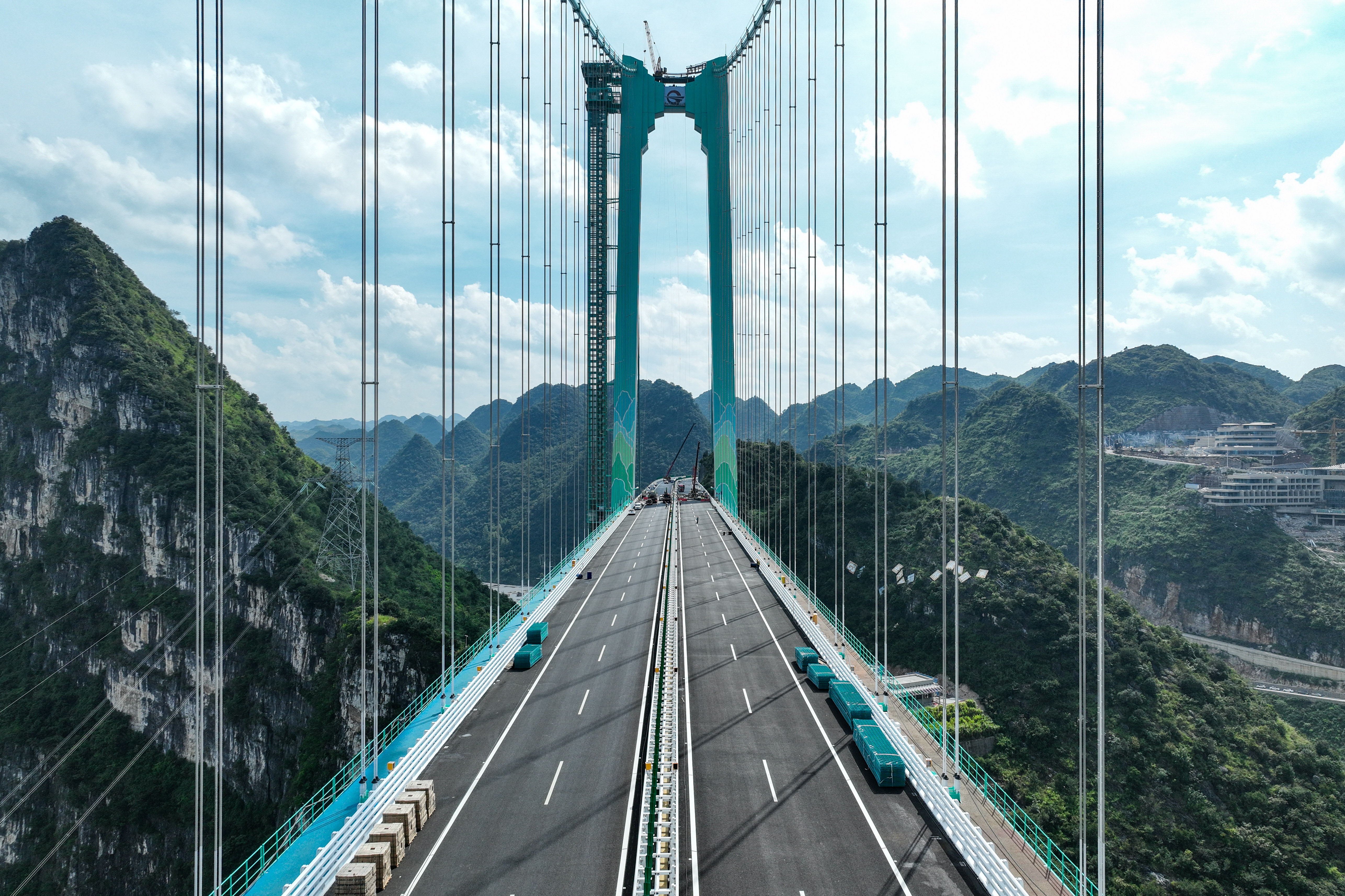 China rompe su propio récord con un puente tan alto como un rascacielos: 625 metros sobre un río | Economía nacional e internacional | Cinco Días