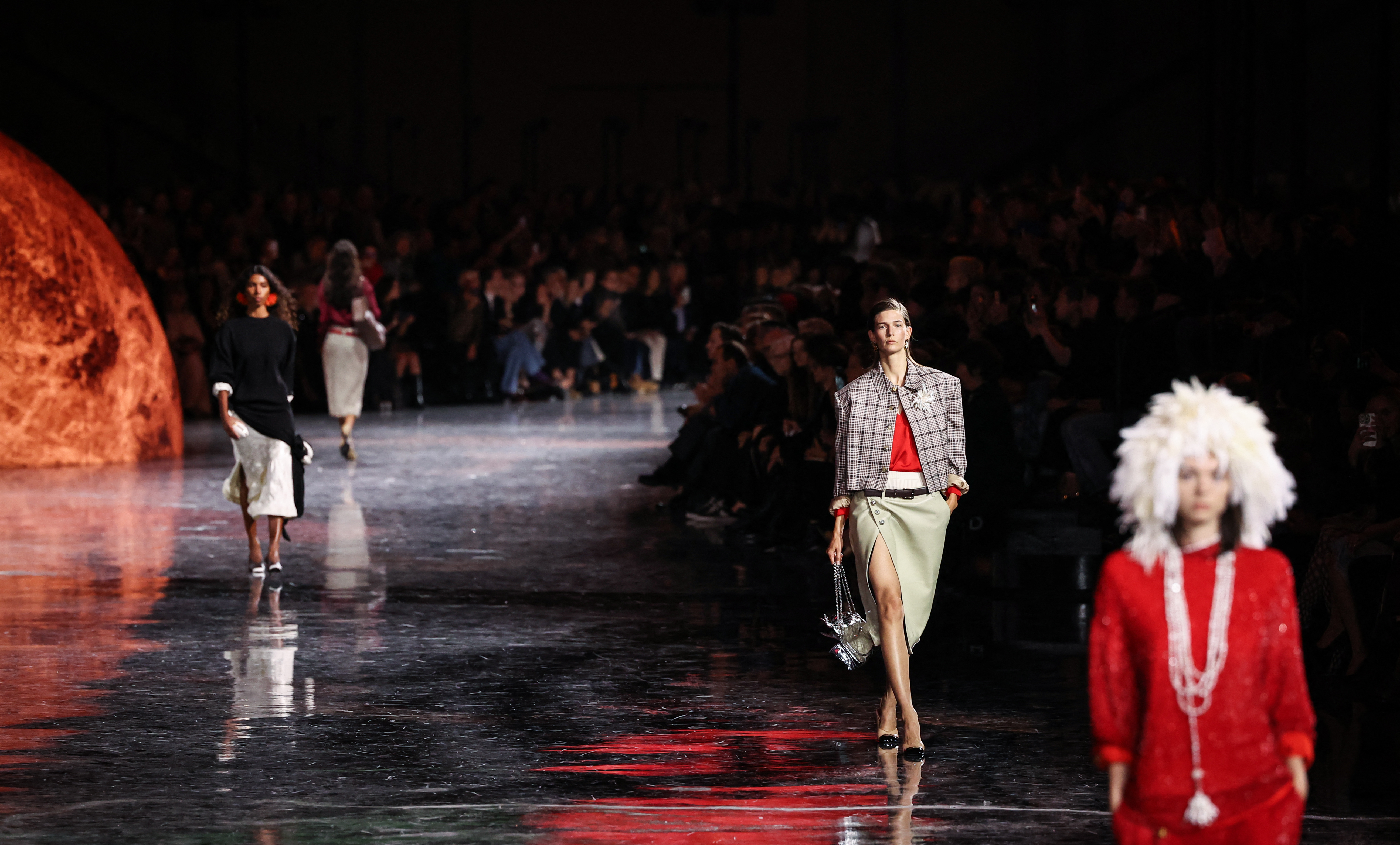 El estreno de Matthieu Blazy al frente de Chanel en la noche del lunes ha cerrado la semana de la moda de París.
