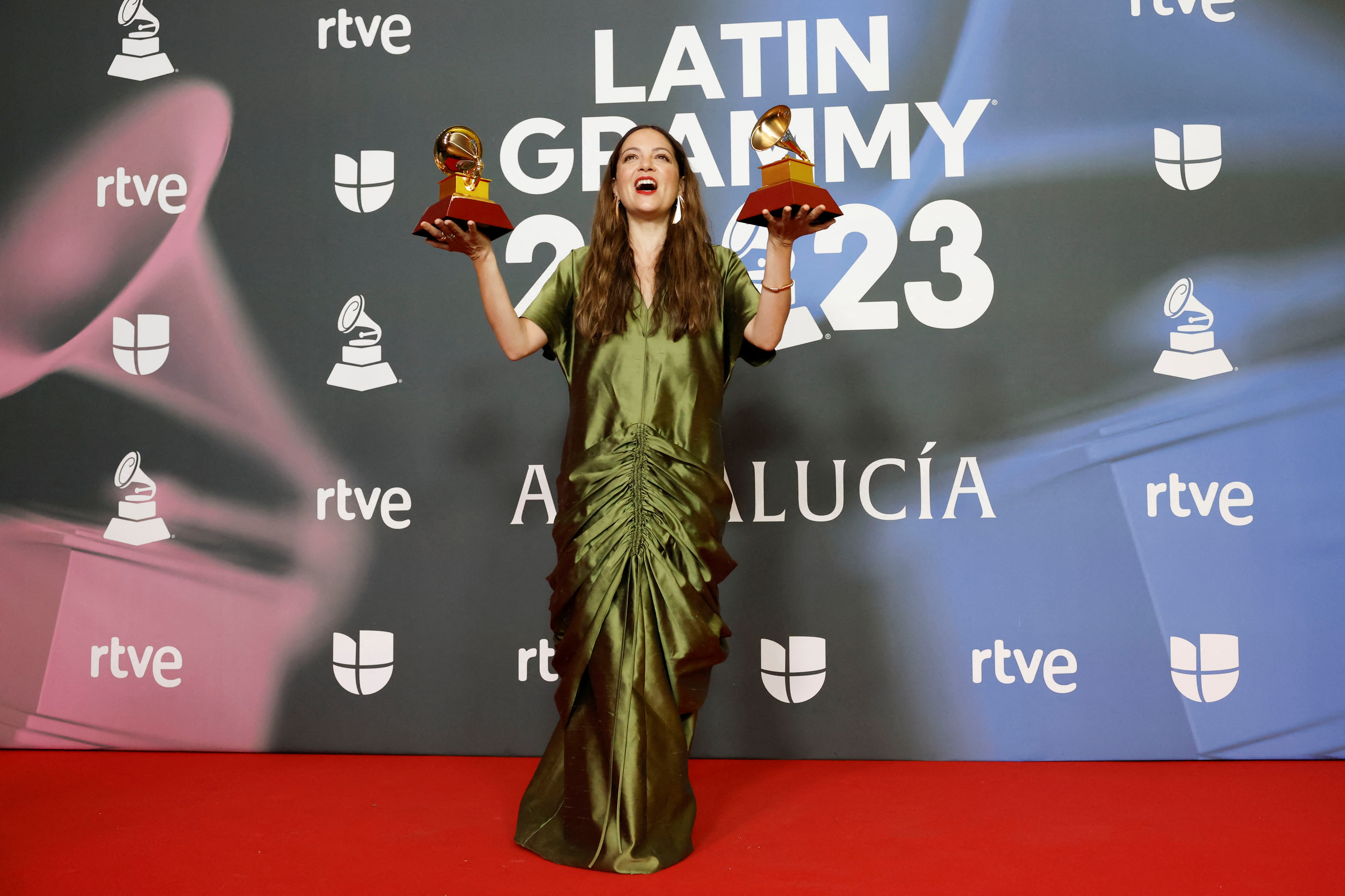 Grammy Latinos de Sevilla: Natalia Lafourcade se cuela en la fiesta del género urbano y Rosalía emociona sobre el escenario