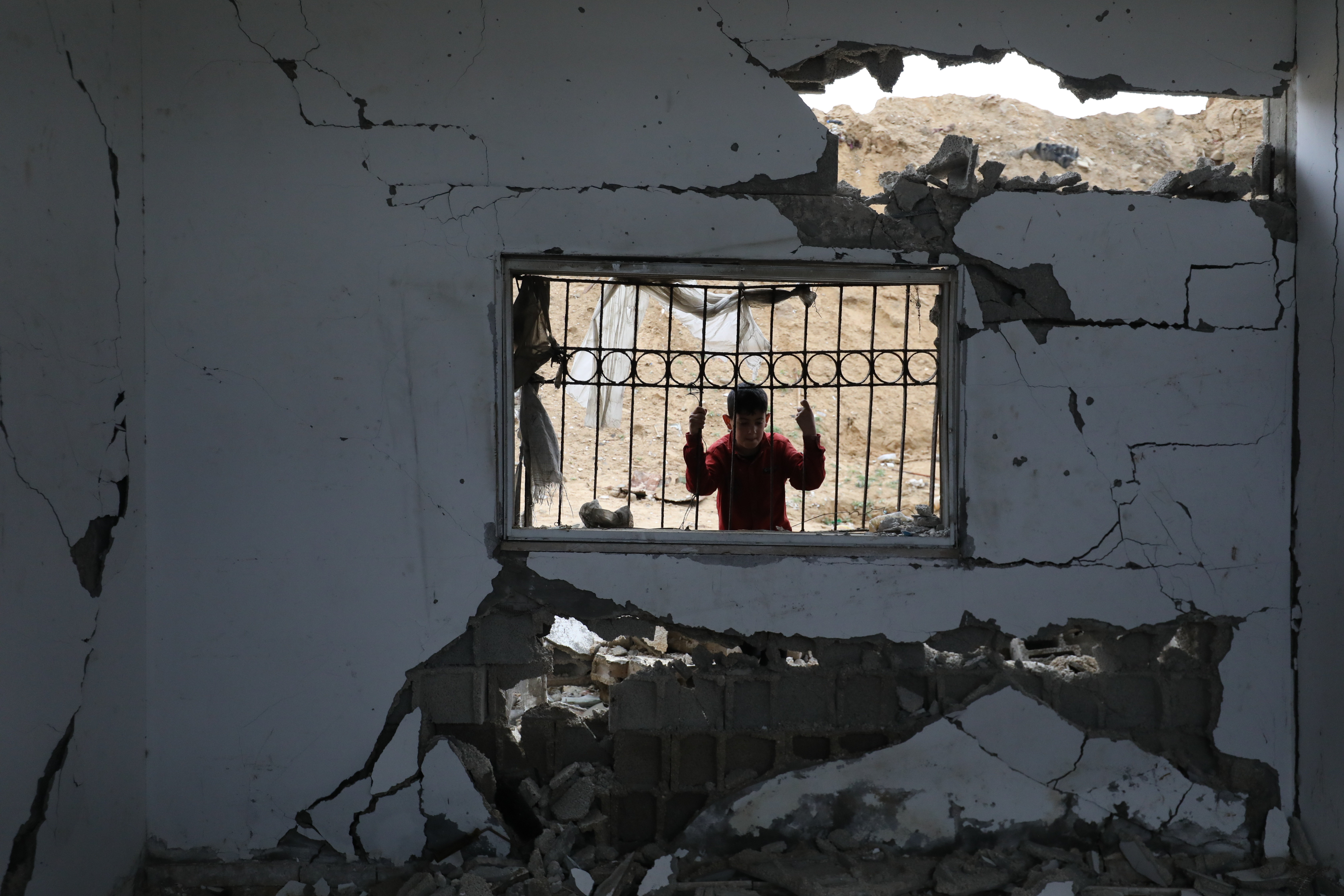 March 22, 2025, Dair El-Balah, Gaza Strip, Palestinian Territory: Palestinians inspect the rubble of a structure hit by an Israeli bombardment in Deir al-Balah, Gaza Strip on Saturday, March 22, 2025
Europa Press/Contacto/Moiz Salhi
22/03/2025 ONLY FOR USE IN SPAIN