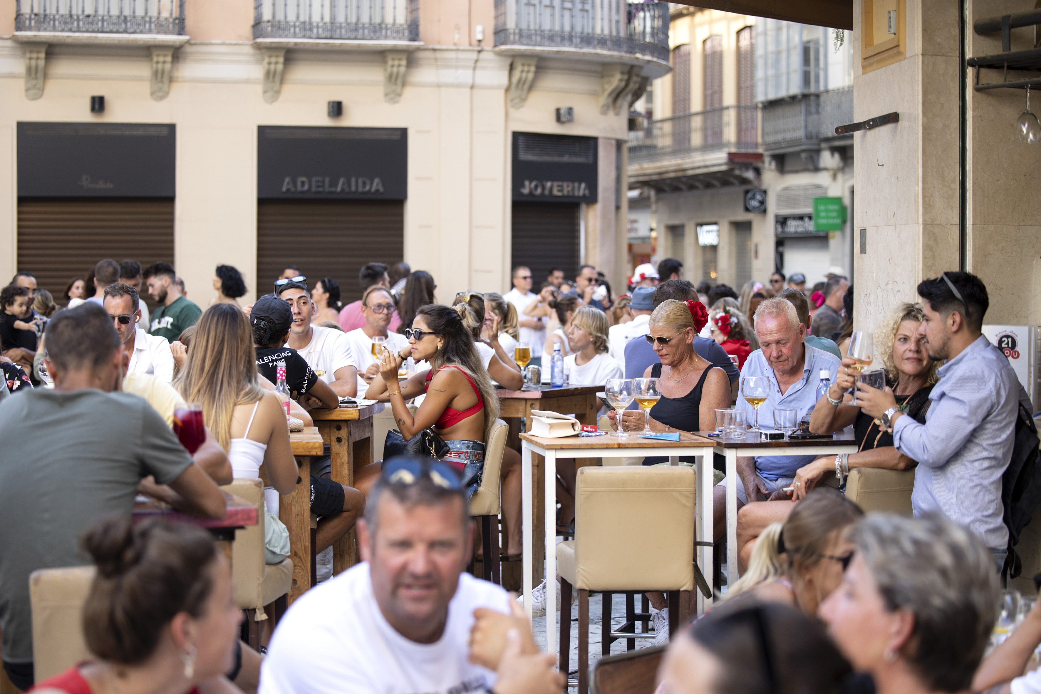 Imágenes de turistas en el centro histórico durante la Feria de Málaga.