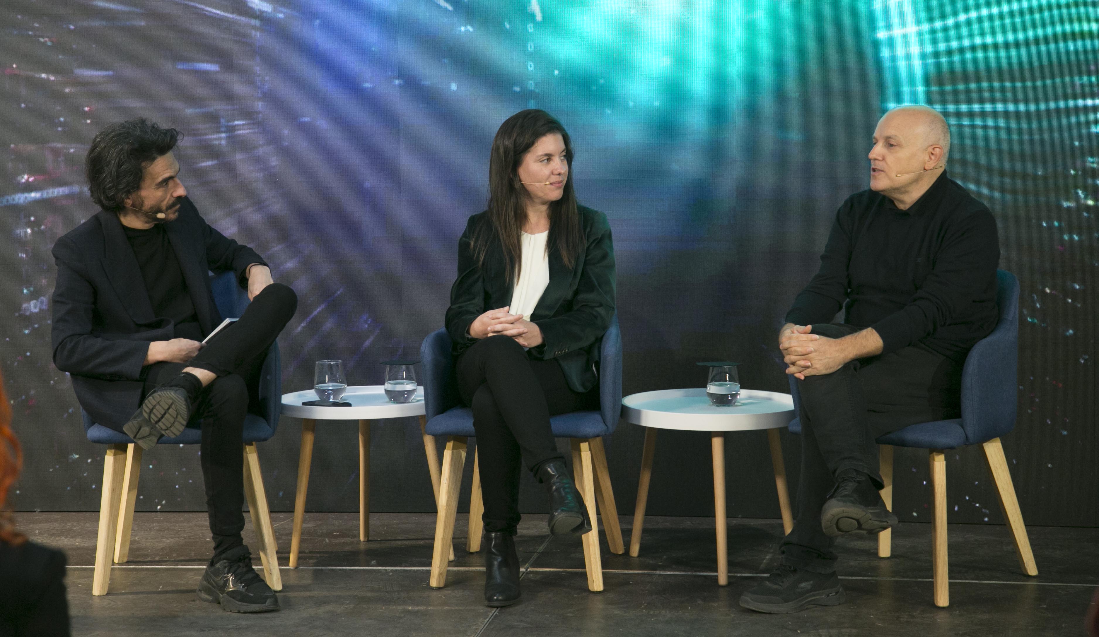 Jaime García Cantero, director de 'Retina' (izquierda), conversa con Marta Pascual Estarellas, CEO de Qilimanjaro Quantum Tech; y Alberto Casas, profesor de Investigación del CSIC, Instituto de Física Teórica (IFT). Santi Burgos