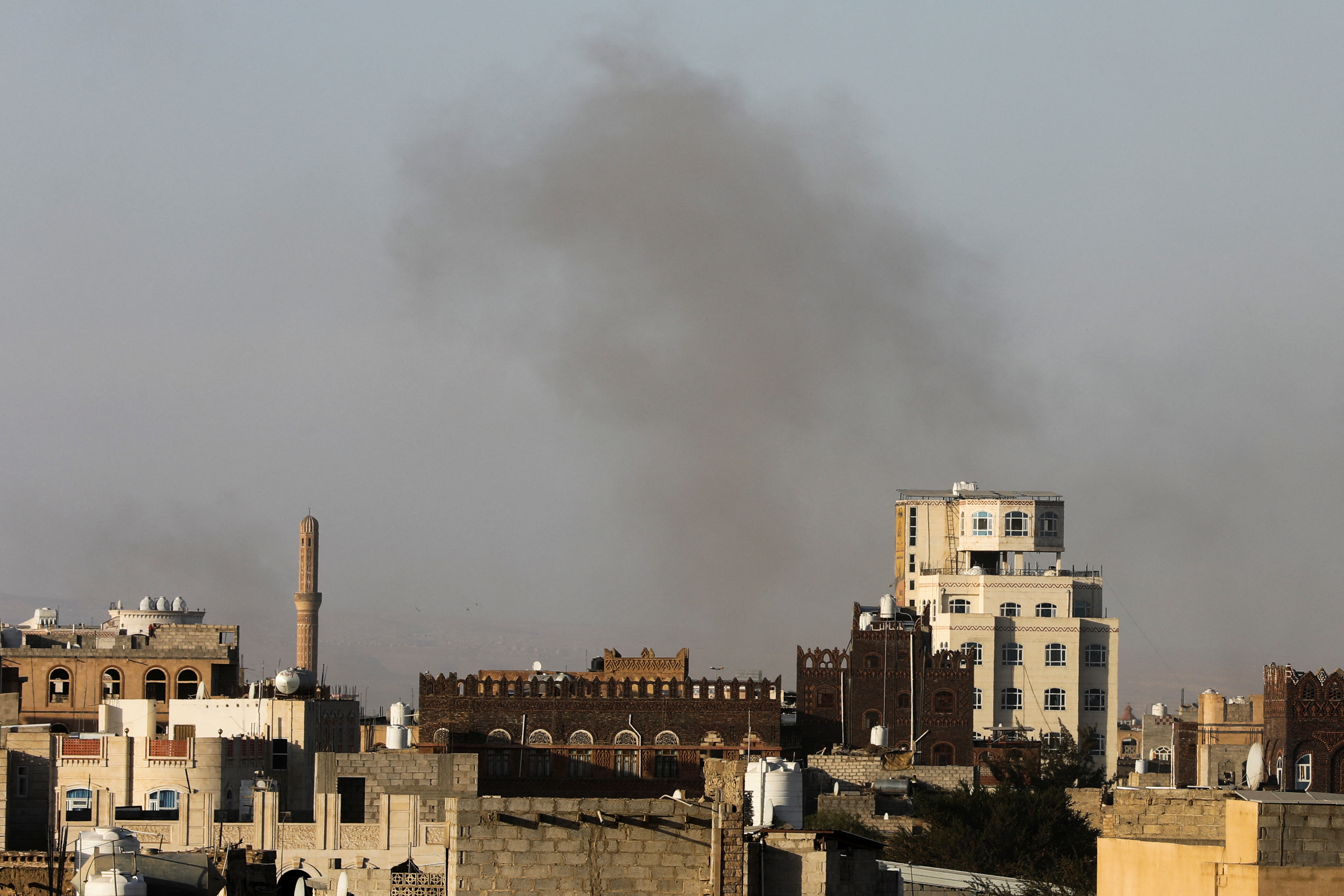 El humo se eleva después de los ataques israelíes cerca del aeropuerto de Saná, en Yemen