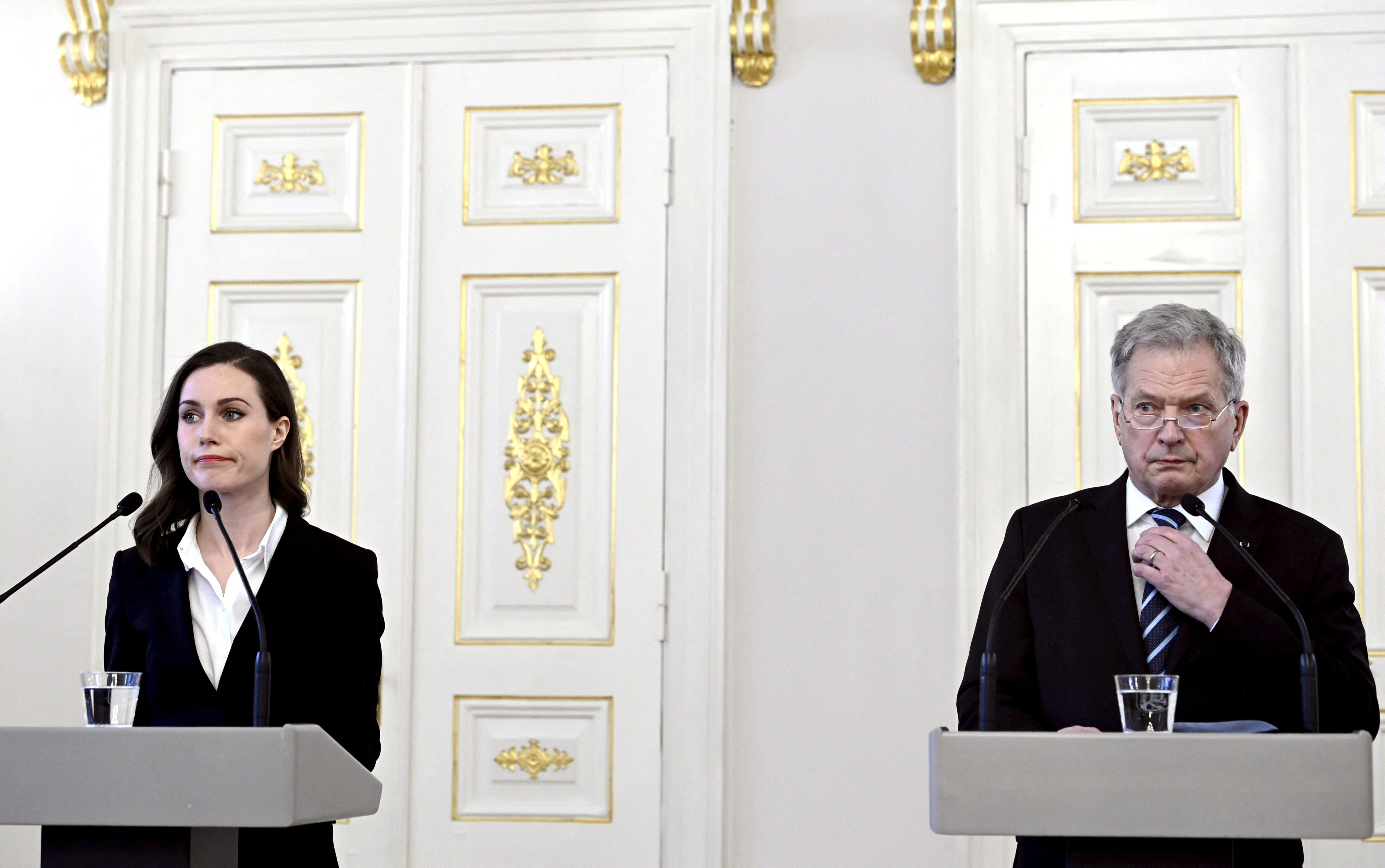 La primera ministra, Sanna Marin, y el presidente de Finlandia, Sauli Niniistö, comparecen juntos en Helsinki el día de la invasión rusa de Ucrania, el 24 de febrero.
