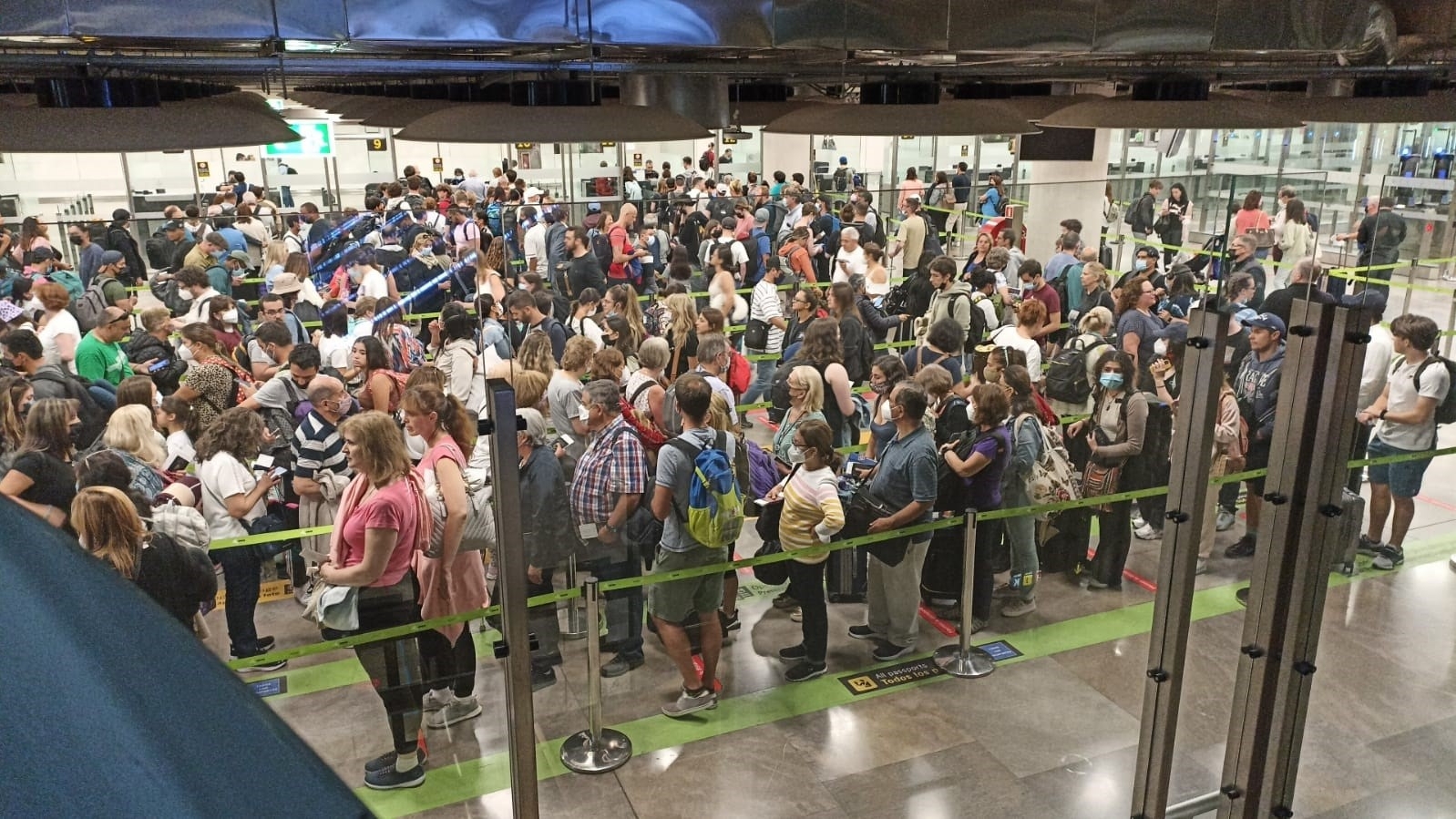 Colapso en los aeropuertos de Europa: la falta de personal y controles más estrictos para los viajeros británicos provocan largas colas y retrasos