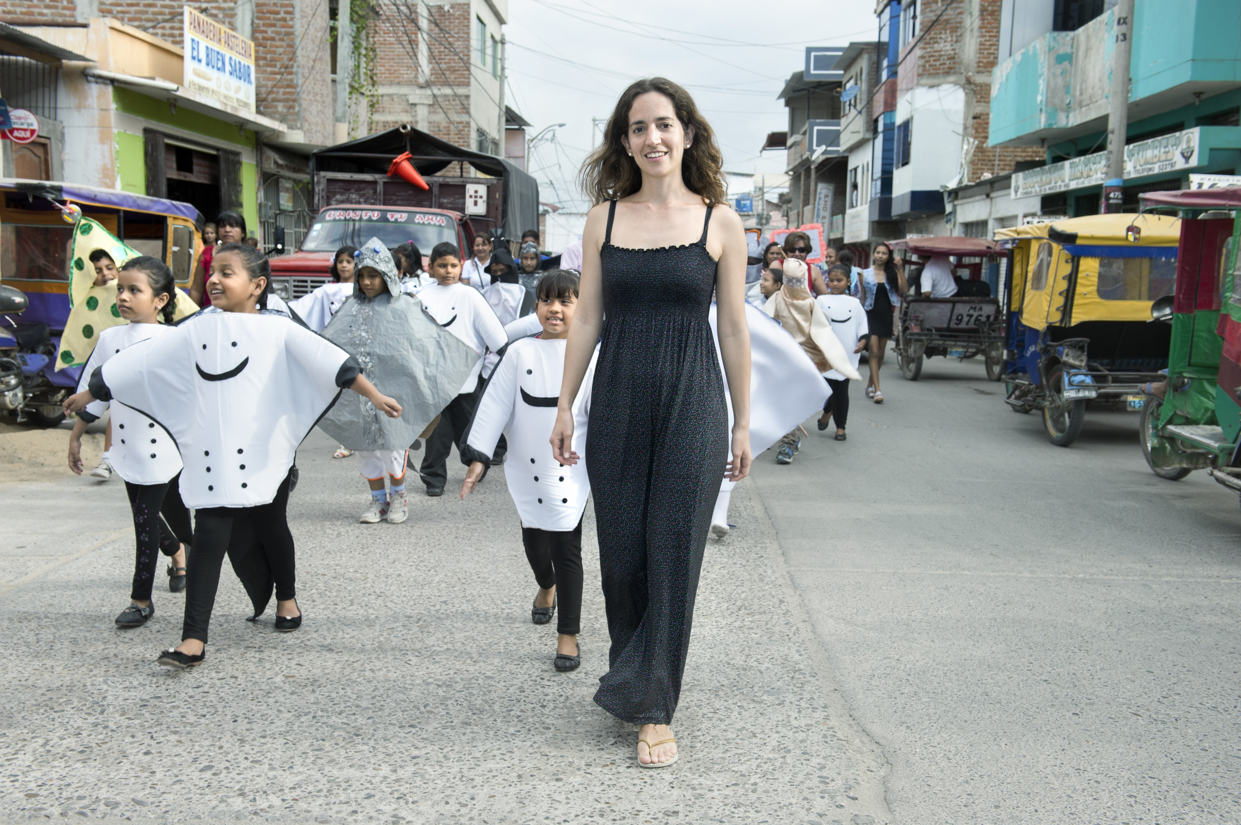 Kerstin Forsberg en un desfile callejero para difundir la situación de la mantarraya en Perú.