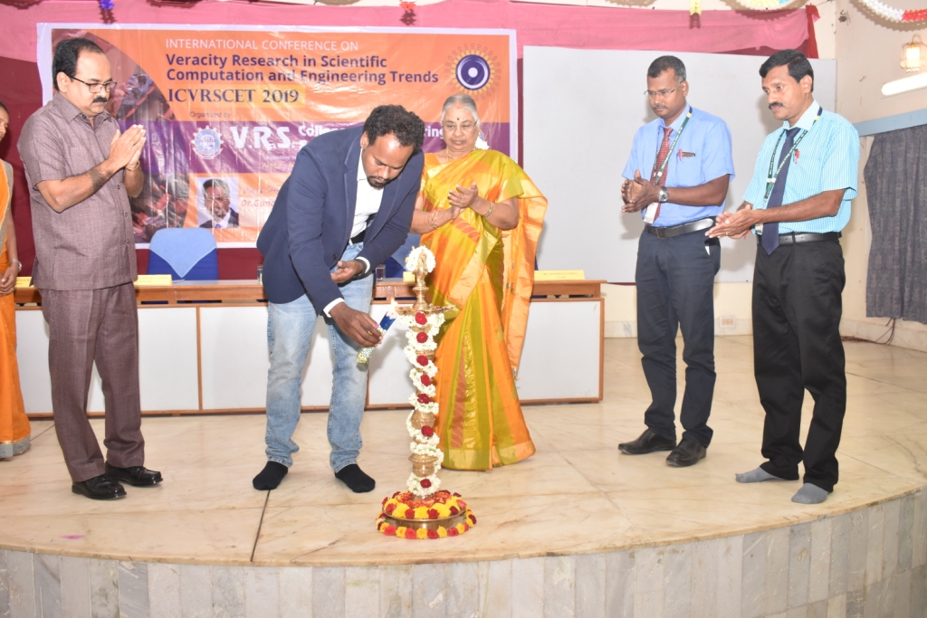 El científico Gunasekaran Manogaran, en la Facultad de Ingeniería de VRS en Arasur (India), en marzo de 2019.