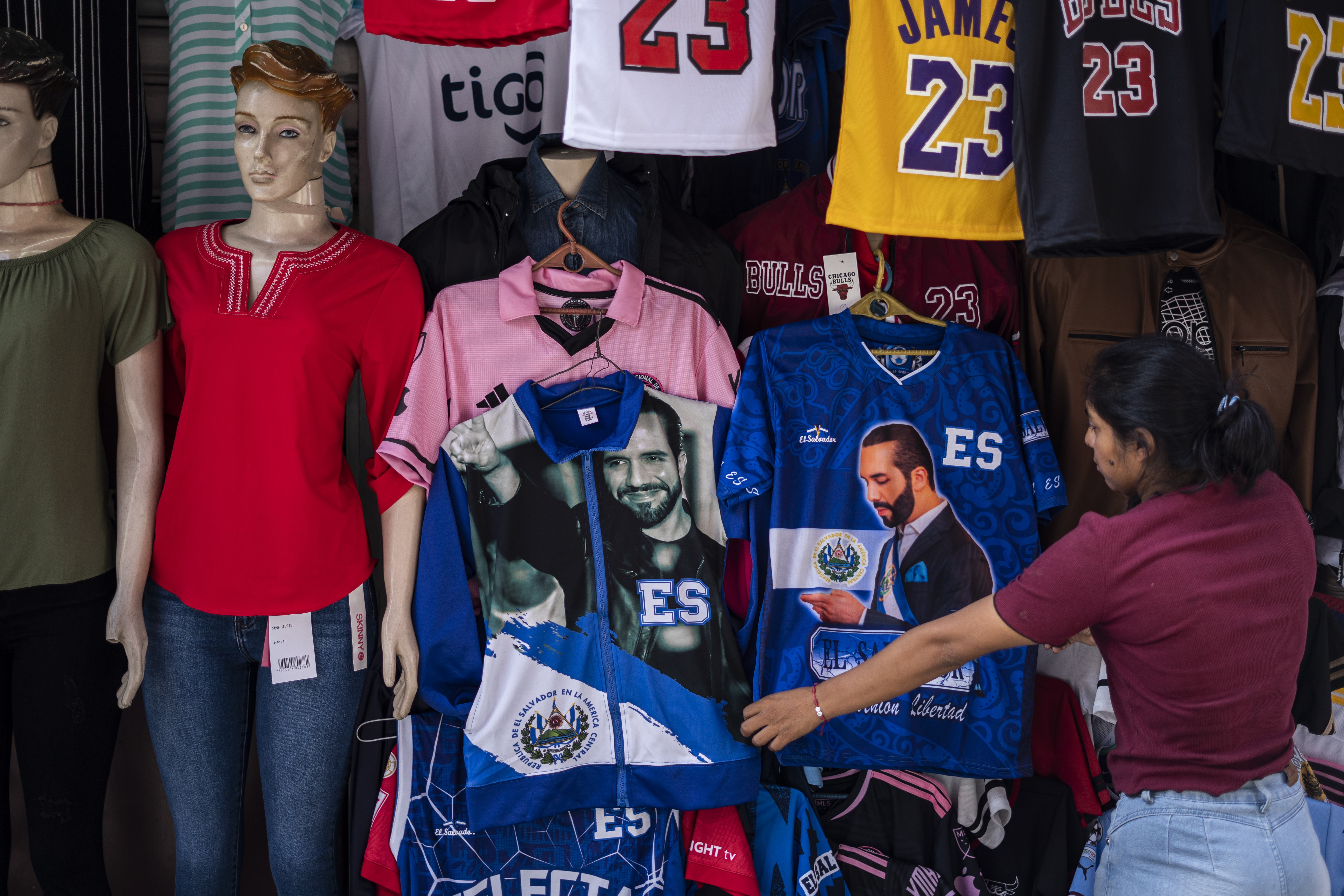 O rosto de Nayib Bukele é muito recorrente nas roupas que estão à venda em comércios informais no centro de San Salvador.