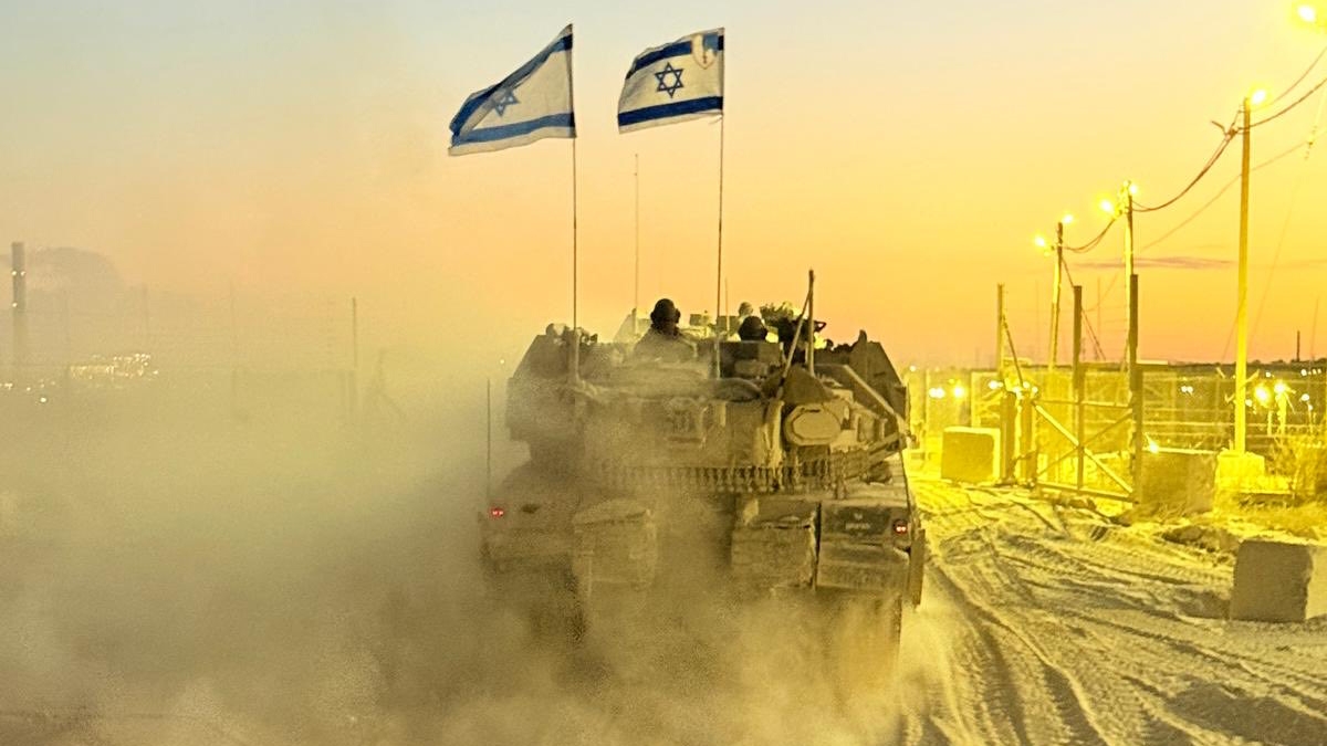 Tanques y vehículos blindados de la 188.ª Brigada Blindada salen de la Franja de Gaza.
