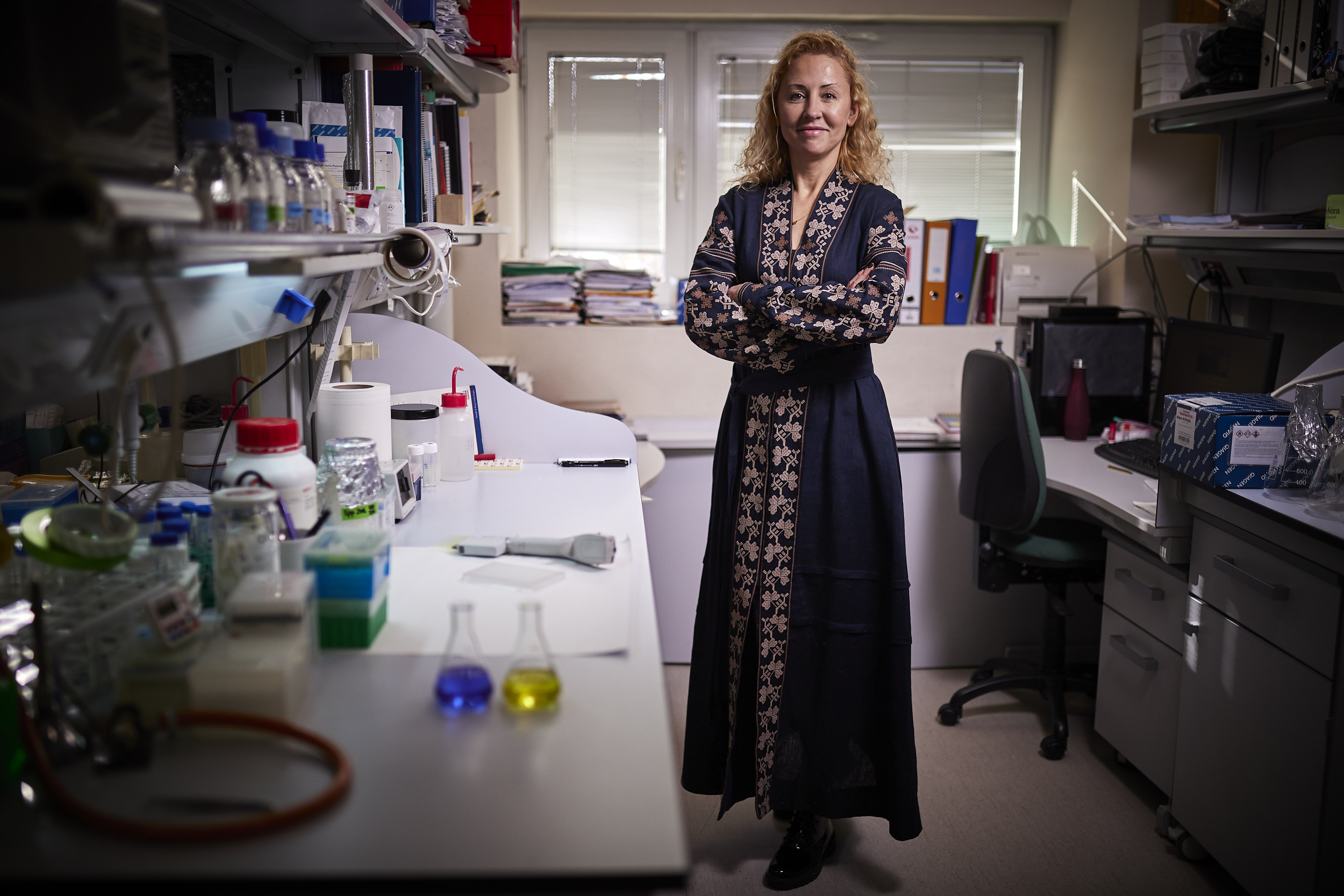 La neuróloga Tetiana Chernyshova, con un vestido tradicional ucranio, en el Instituto de Parasitología y Biomedicina López Neyra, en Granada.