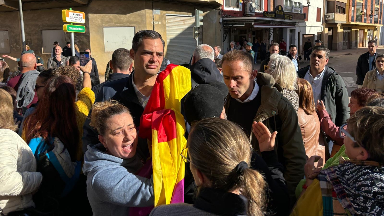 Una mujer saca una bandera republica al paso de los Reyes por Utiel. 