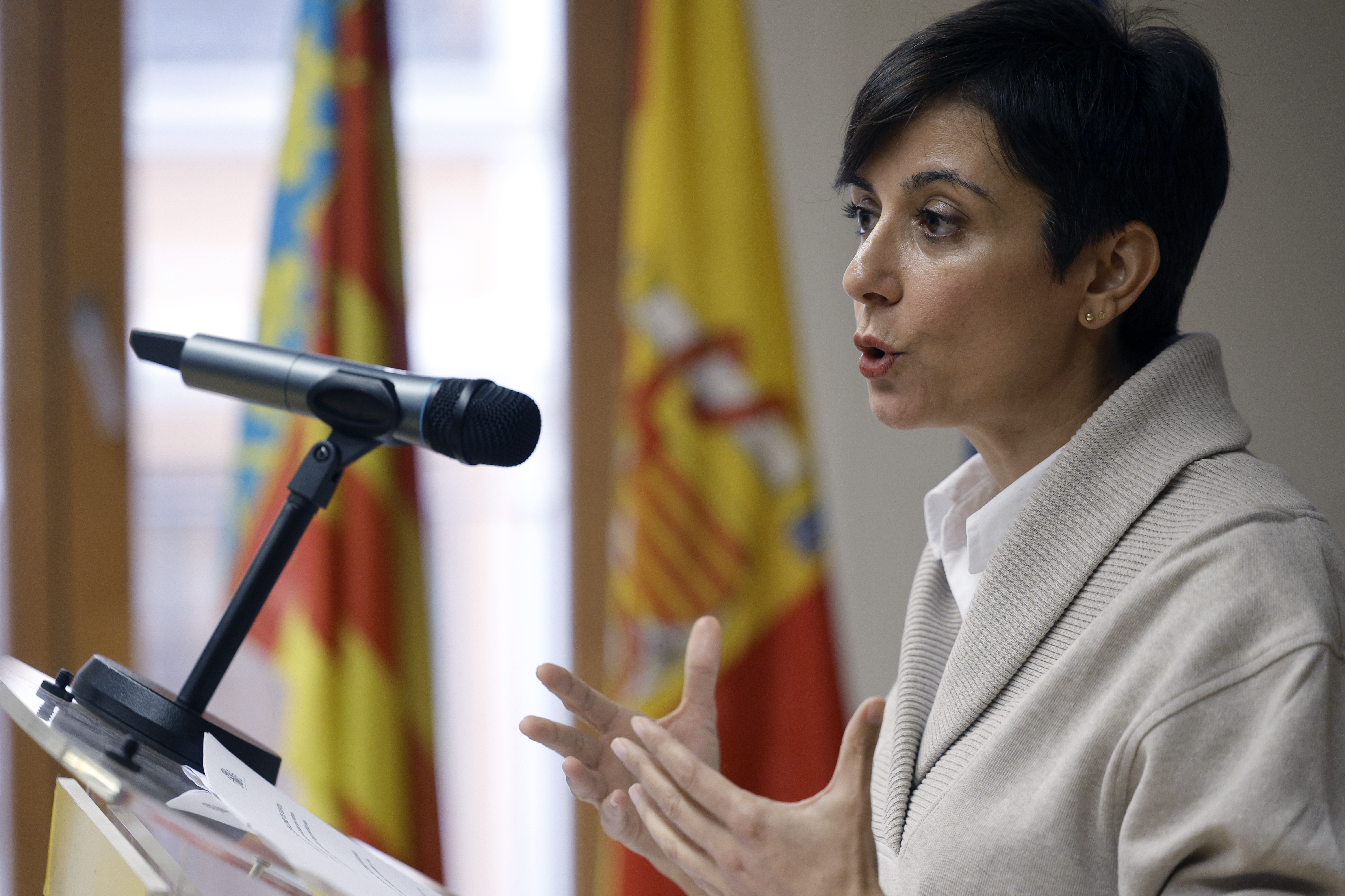 VALENCIA, 21/11/2024.- La ministra de Vivienda, Isabel Rodrguez, durante su intervencin tras la reunin, por va telemtica, con los alcaldes y alcaldesas de las zonas afectadas por la dana en Valencia este jueves en la sede de la Delegacin del Gobierno en la Comunitat Valenciana, EFE/ Kai F?rsterling
