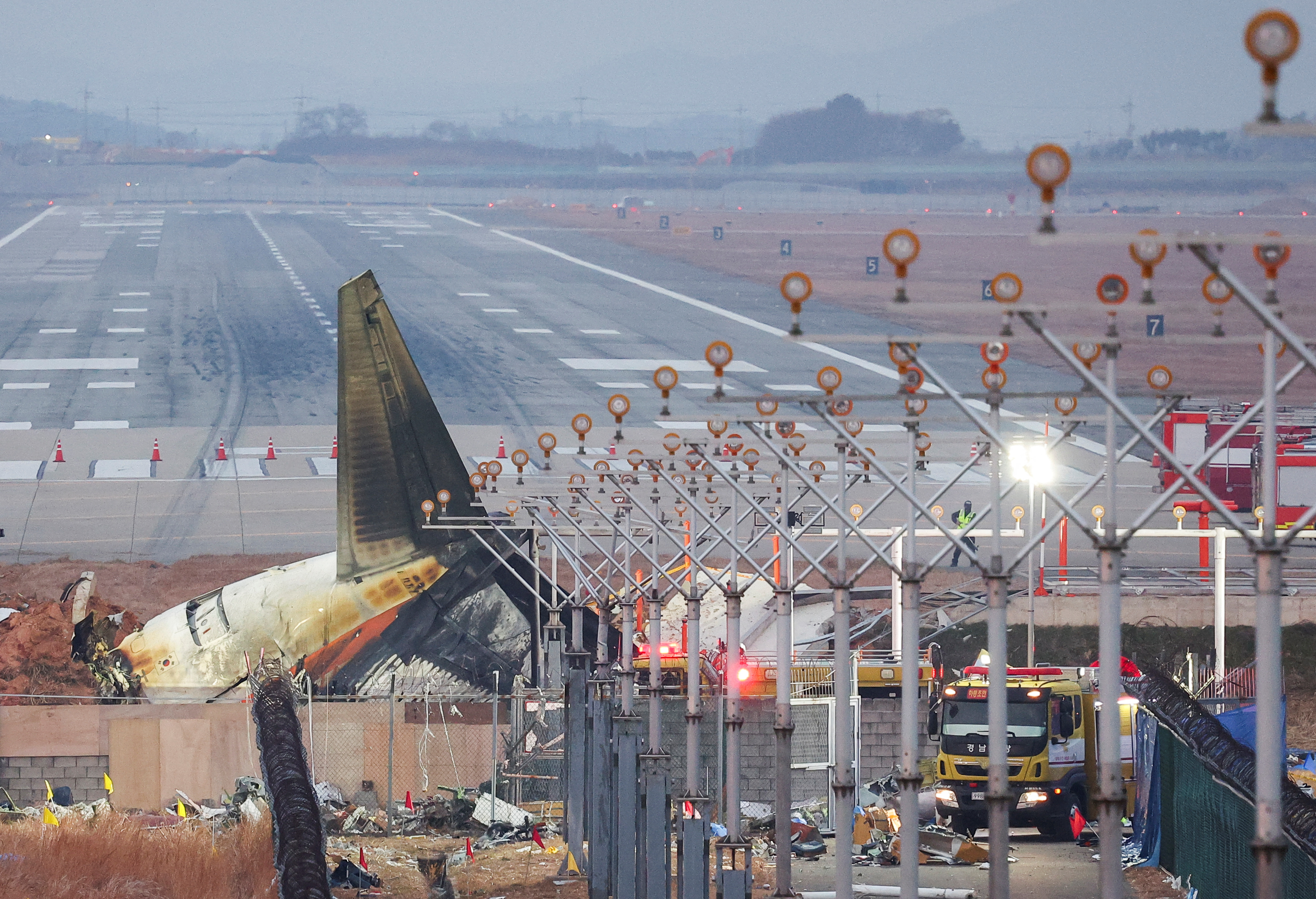 Corea del Sur ordena revisar todos los aviones del mismo modelo que el del accidente que causó 179 muertos | Internacional | EL PAÍS