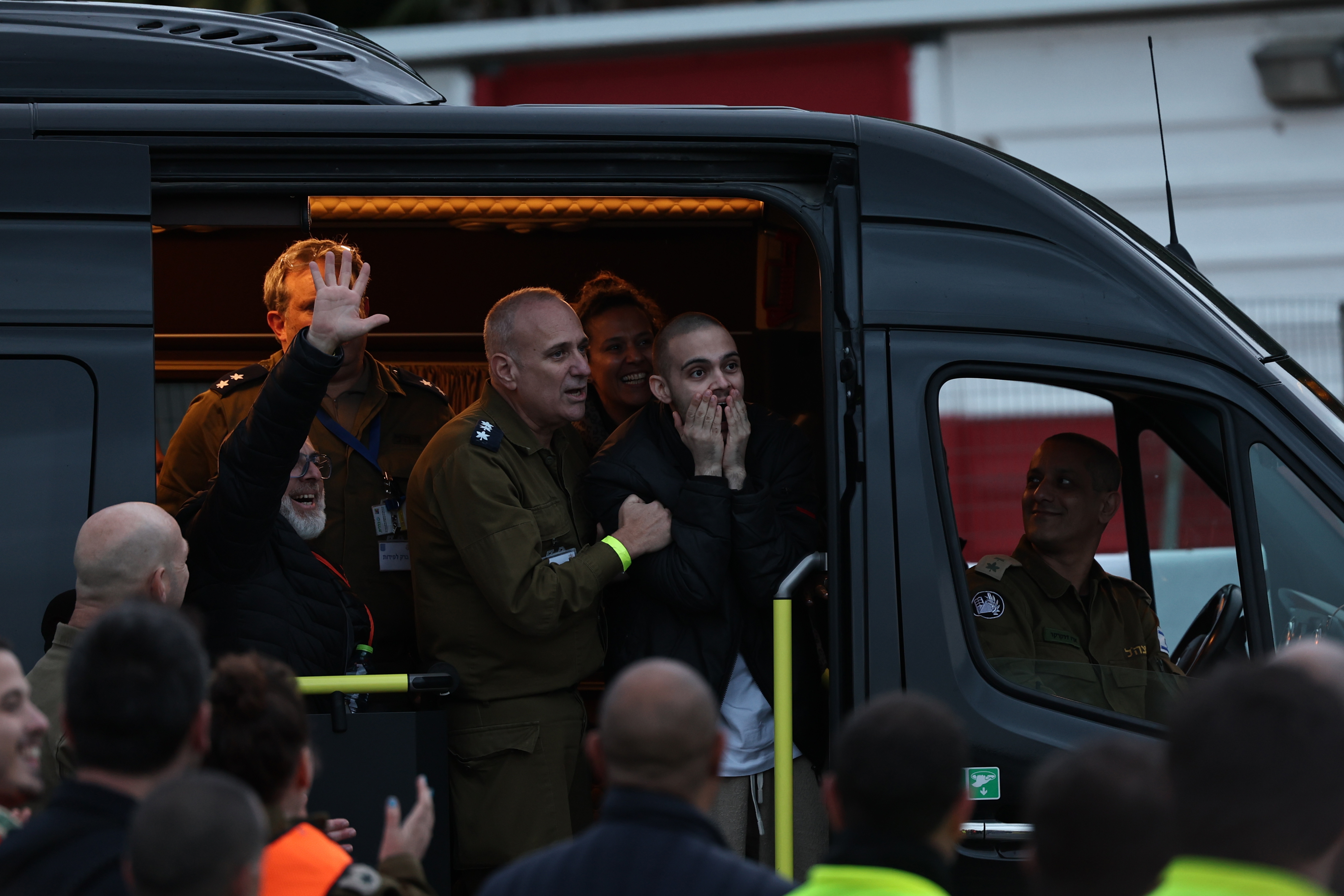 Petah Tikva (Israel), 22/02/2025.- Freed Israeli hostage Omer Wenkert reacts from a vehicle after he arrived on a military helicopter at Beilinson Hospital Rabin Medical Center in Petah Tikva, Israel, 22 February 2025. Six Israeli hostages were released on 22 February, after being handed over by Hamas to the Red Cross in Gaza as part of the first phase of the Israel-Hamas ceasefire deal. EFE/EPA/ATEF SAFADI
