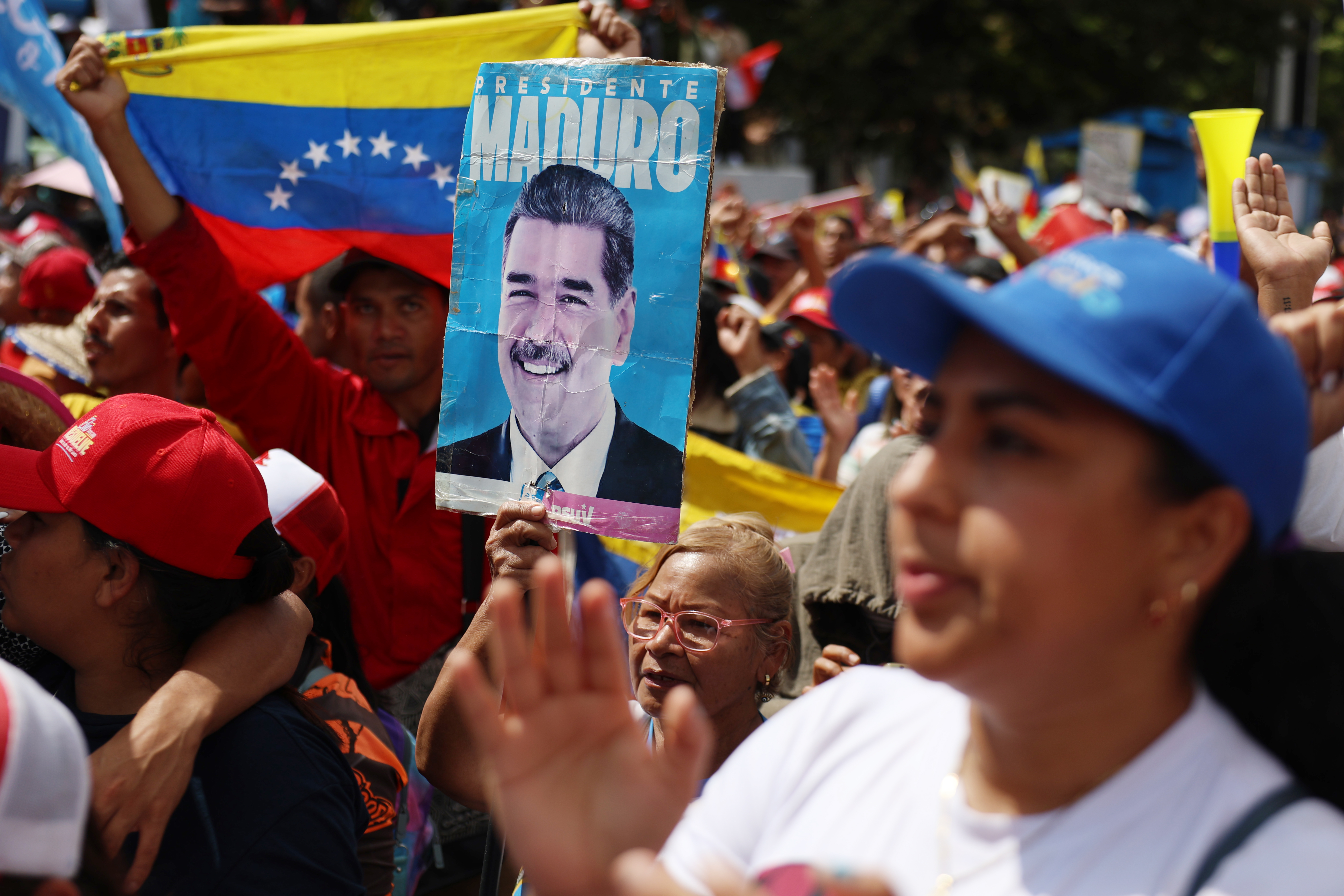 AME2995. CARACAS (VENEZUELA), 07/01/2026.- Una persona sostiene un cartel durante una manifestación de simpatizantes del oficialismo este miércoles, en Caracas (Venezuela). El chavismo cierra filas tras la captura de Maduro en torno a Delcy Rodríguez, quien ejerce como presidenta encargada. EFE/ Miguel Gutiérrez