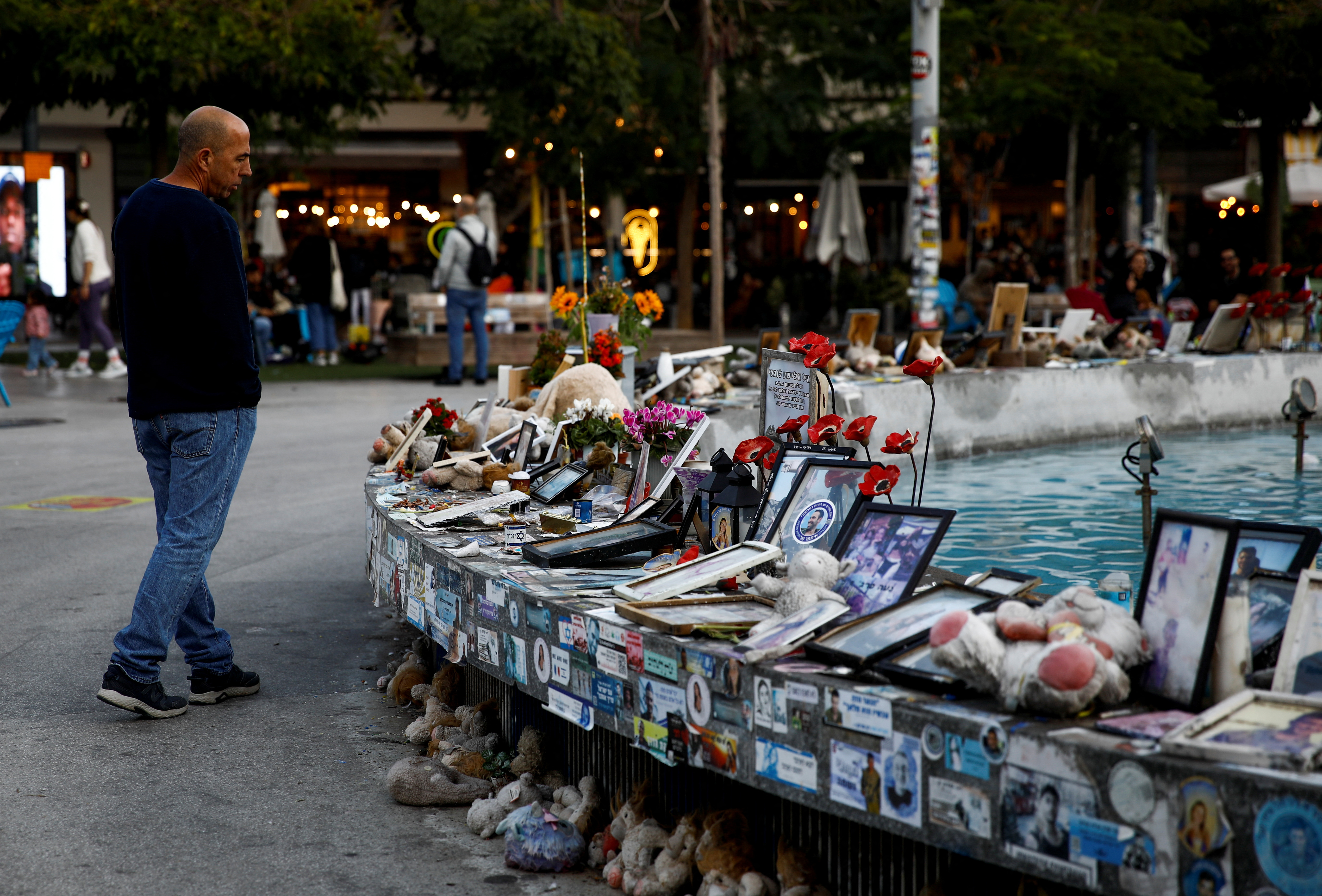 Un hombre mira el homenaje a los rehenes y a las personas muertas el 7 de octubre de 2023 en los ataques de Hams a Israel, en Tel Aviv, el 16 de enero de 2025