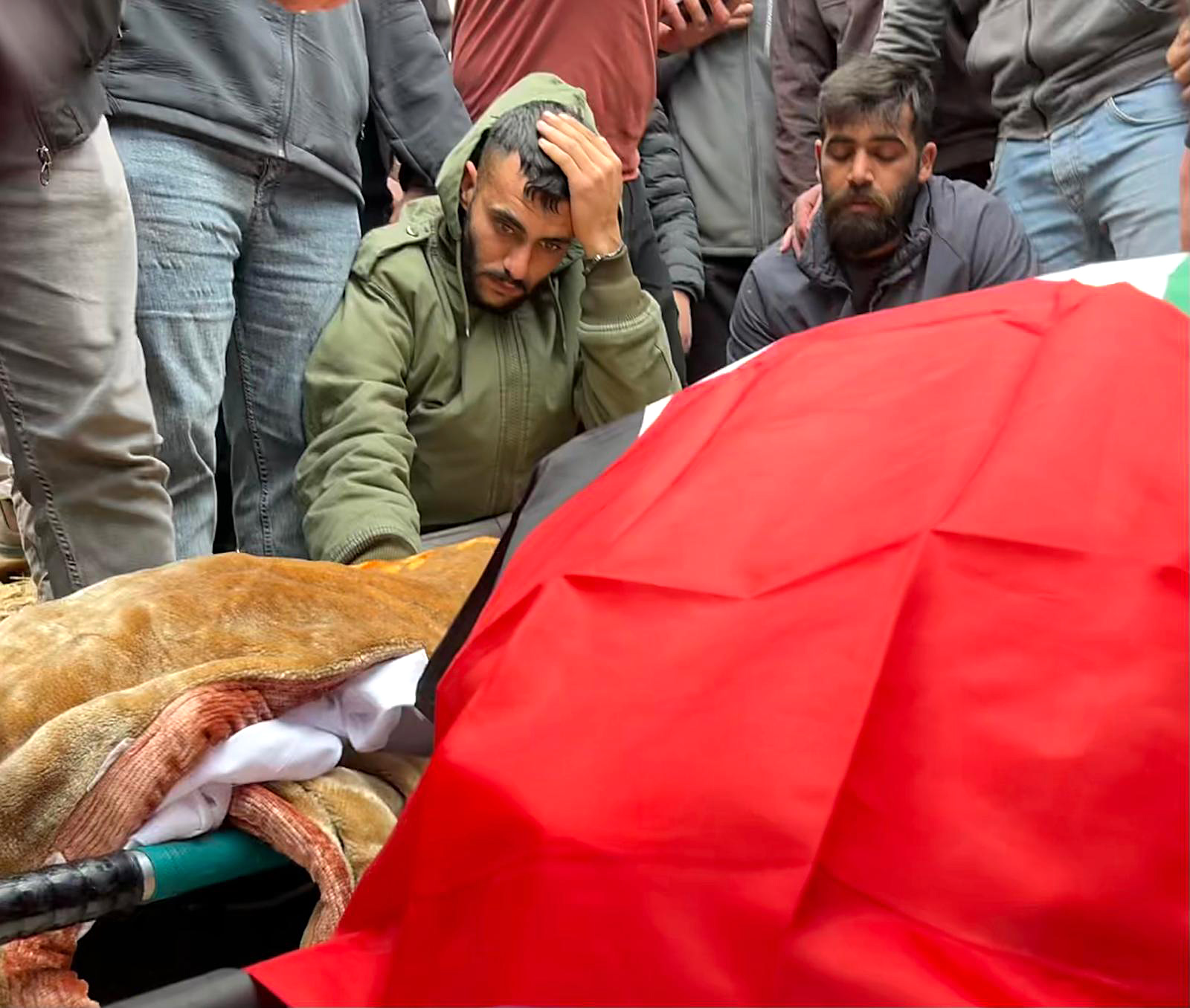 Enterro das vítimas de um ataque aéreo, nesta quinta-feira, em Beit Awa, na Cisjordânia.