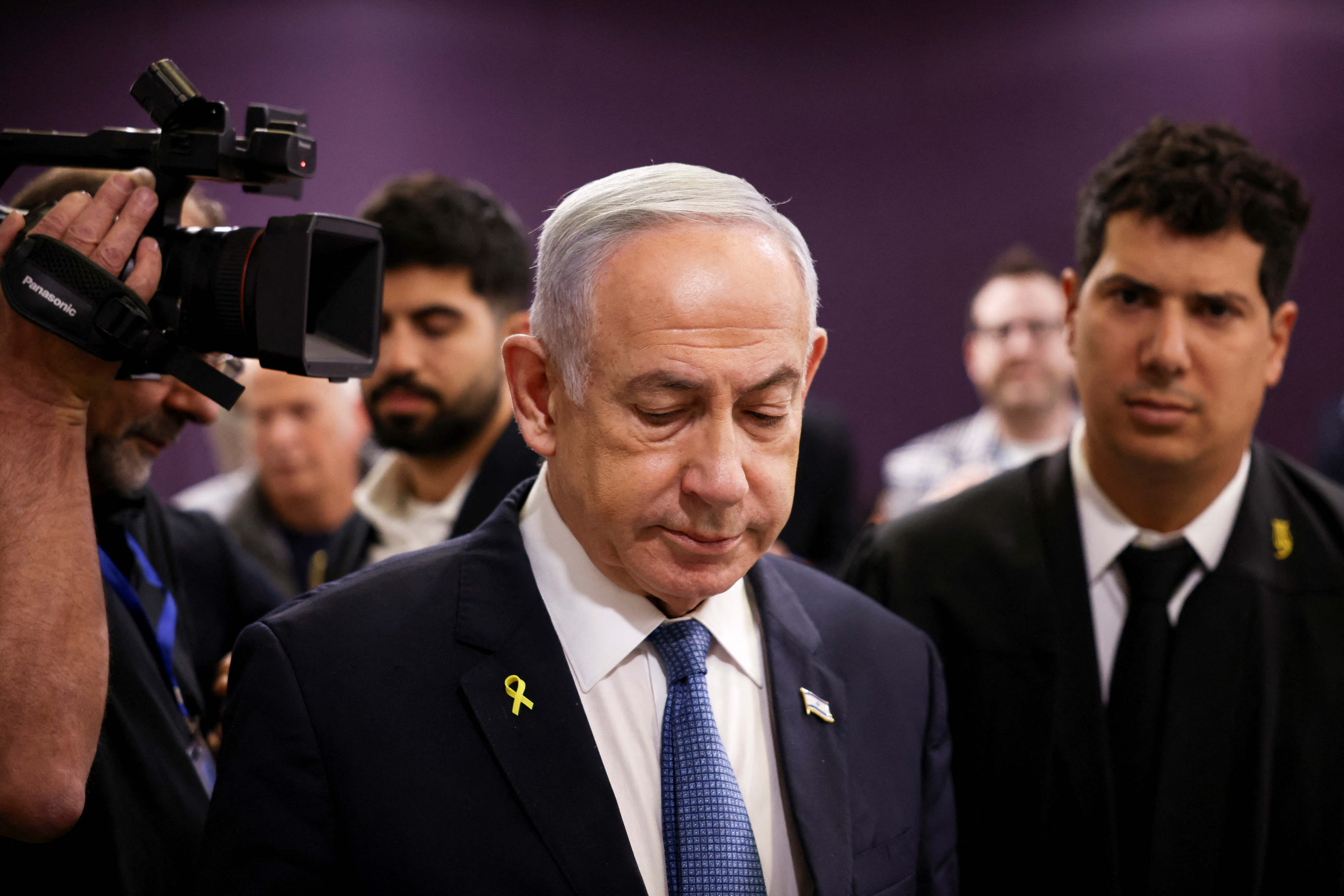 El primer ministro de Israel atiende a su comparecencia ante un tribunal en Tel Aviv por delitos de corrupción, este 16 de diciembre de 2024