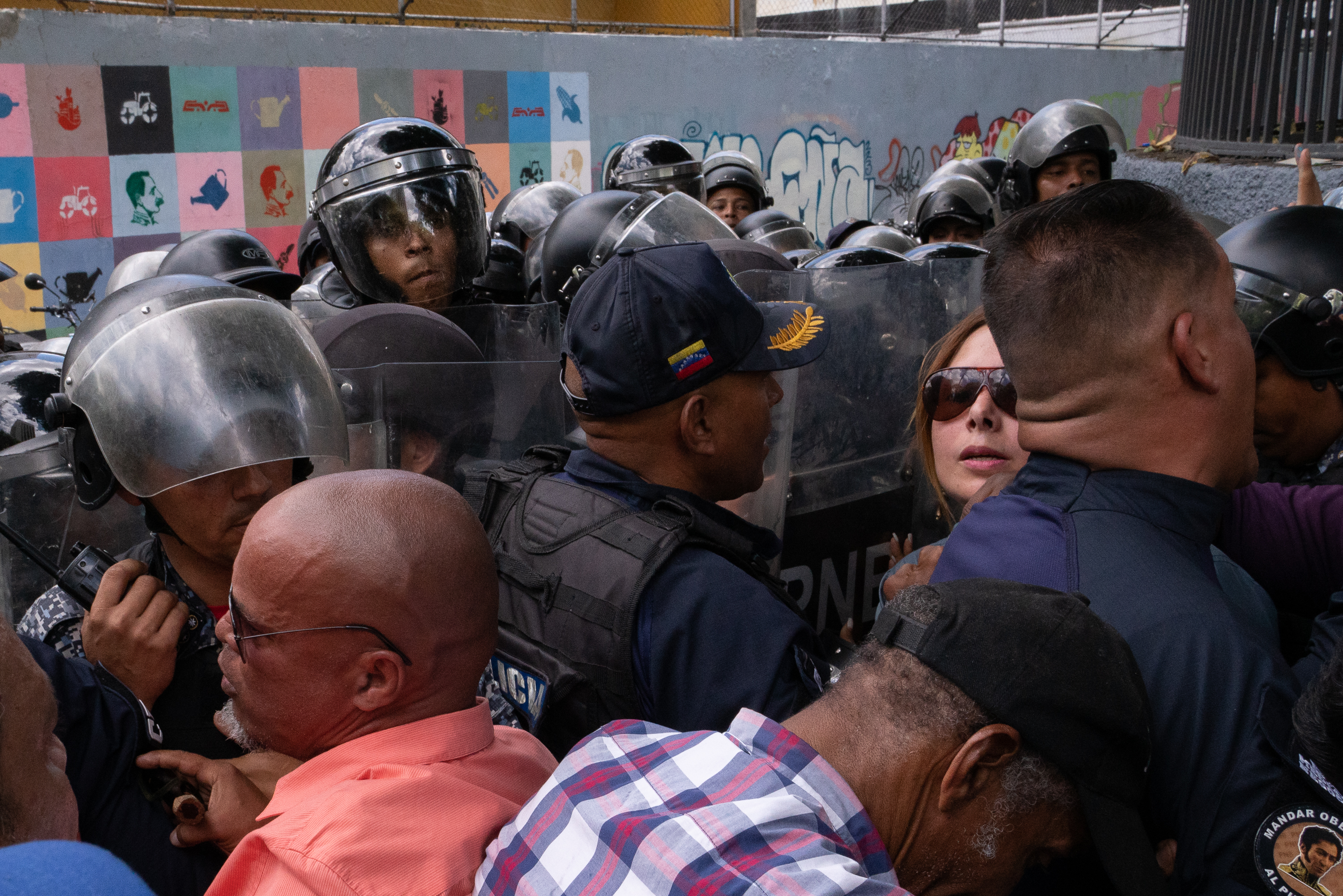 A polícia e os cidadãos lutam durante o protesto.