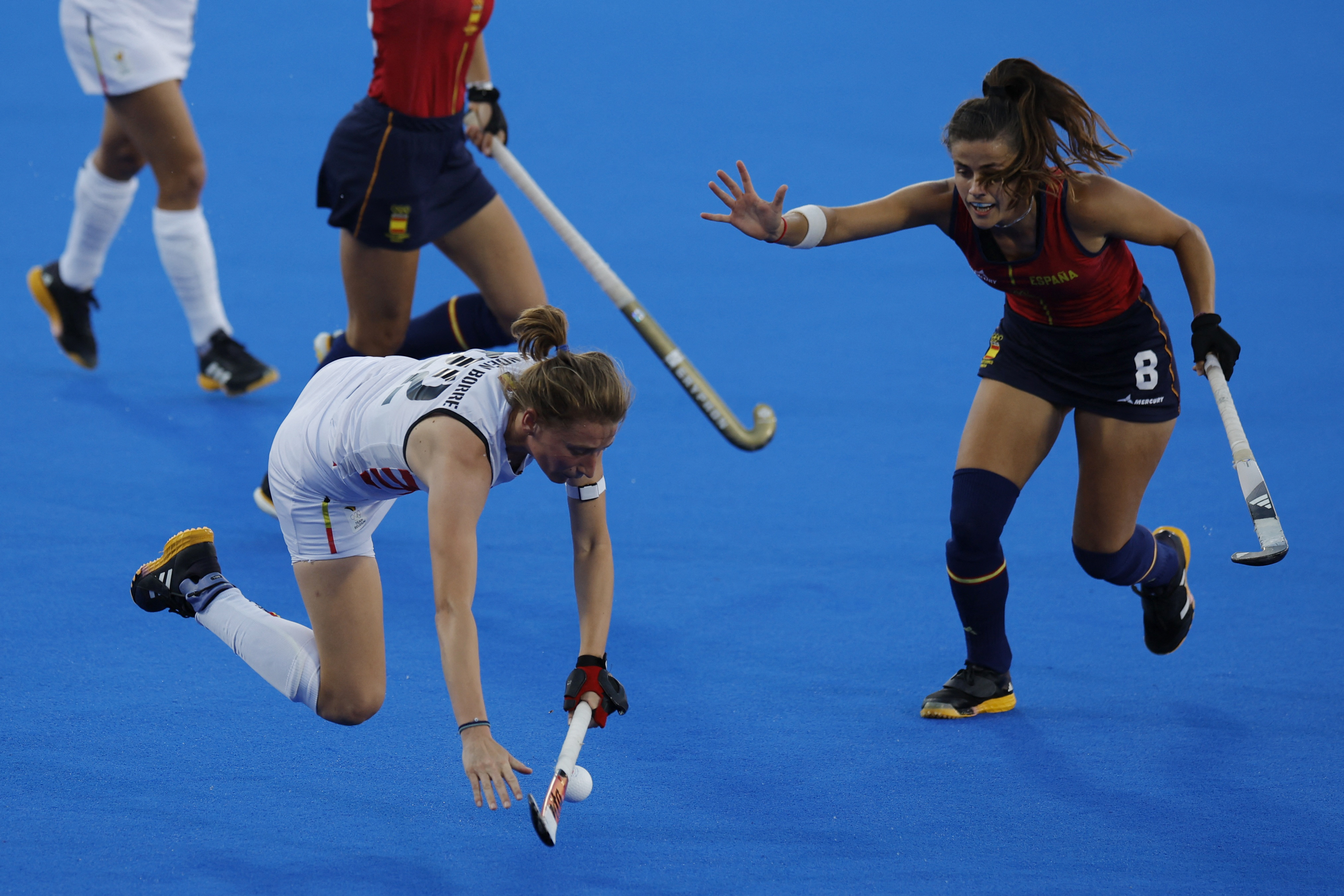 Paris 2024 Olympics - Hockey - Women's Quarter-final - Belgium vs Spain - Yves-du-Manoir Stadium, Colombes, France - August 05, 2024. Stephanie Vanden Borre of Belgium in action with Lucia Jimenez of Spain. REUTERS/Adnan Abidi